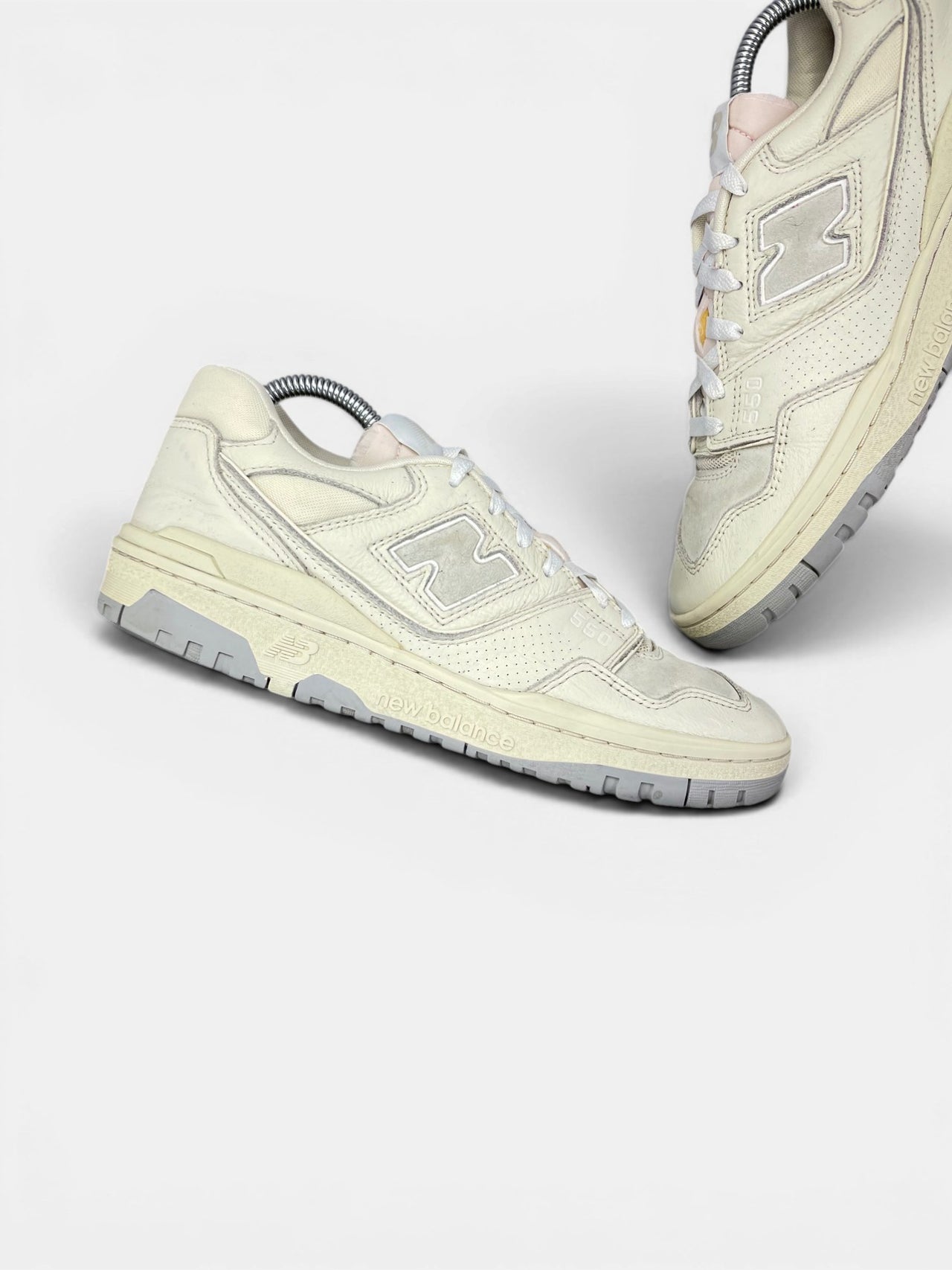 New Balance 550 Turtledove — buty sportowe męskie w bardzo dobrym stanie rozmiar 42, zewnętrzny panel lewego buta