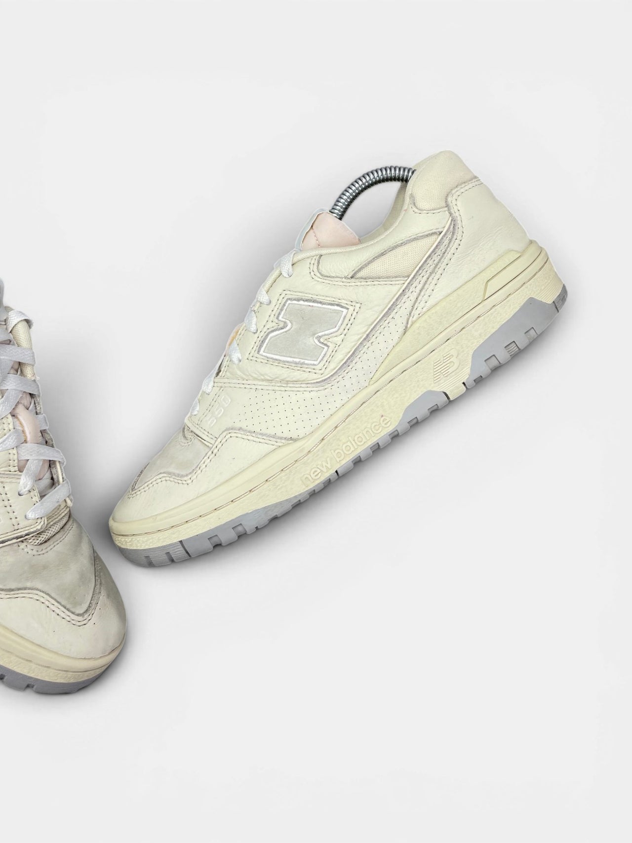 New Balance 550 Turtledove — buty sportowe męskie w bardzo dobrym stanie rozmiar 42, widok z góry na wewnętrzną stronę butów