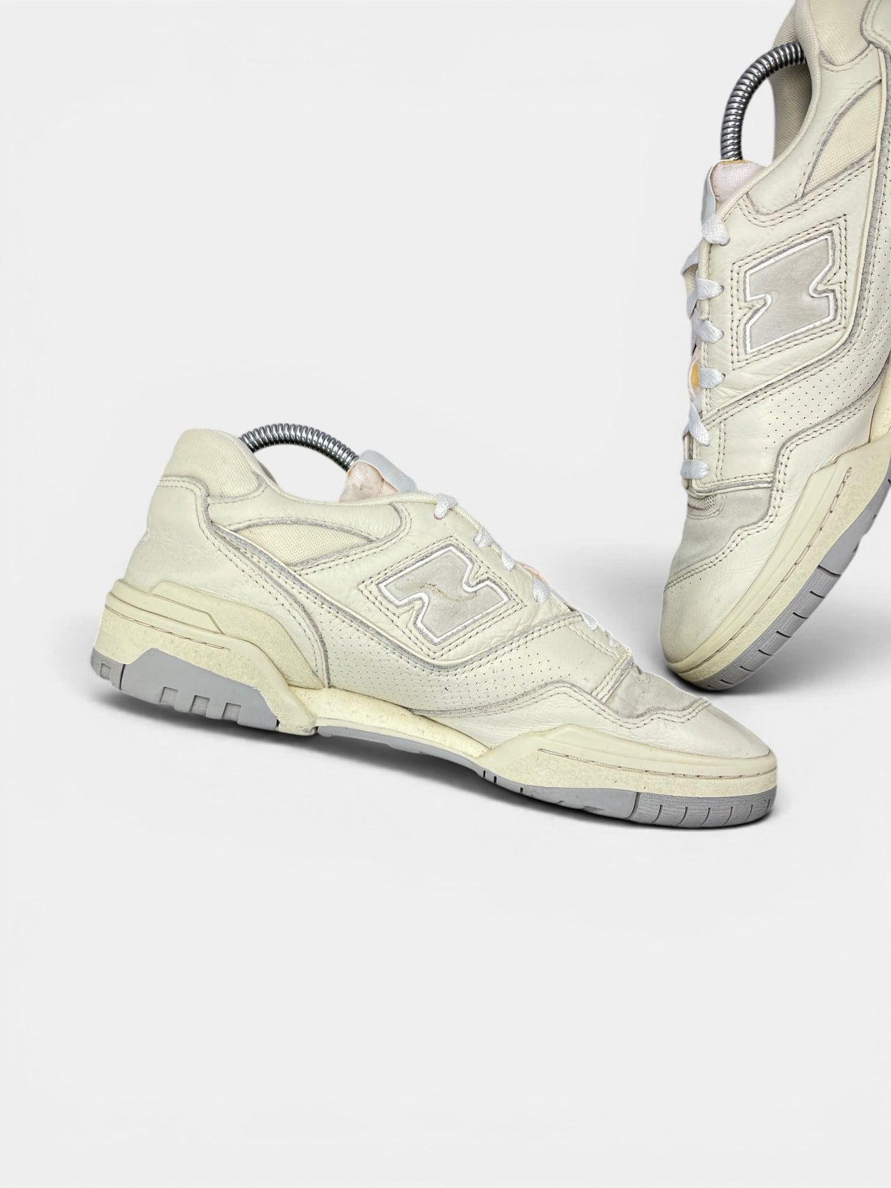 New Balance 550 Turtledove — buty sportowe męskie w bardzo dobrym stanie rozmiar 42, wewnętrzny panel lewego buta