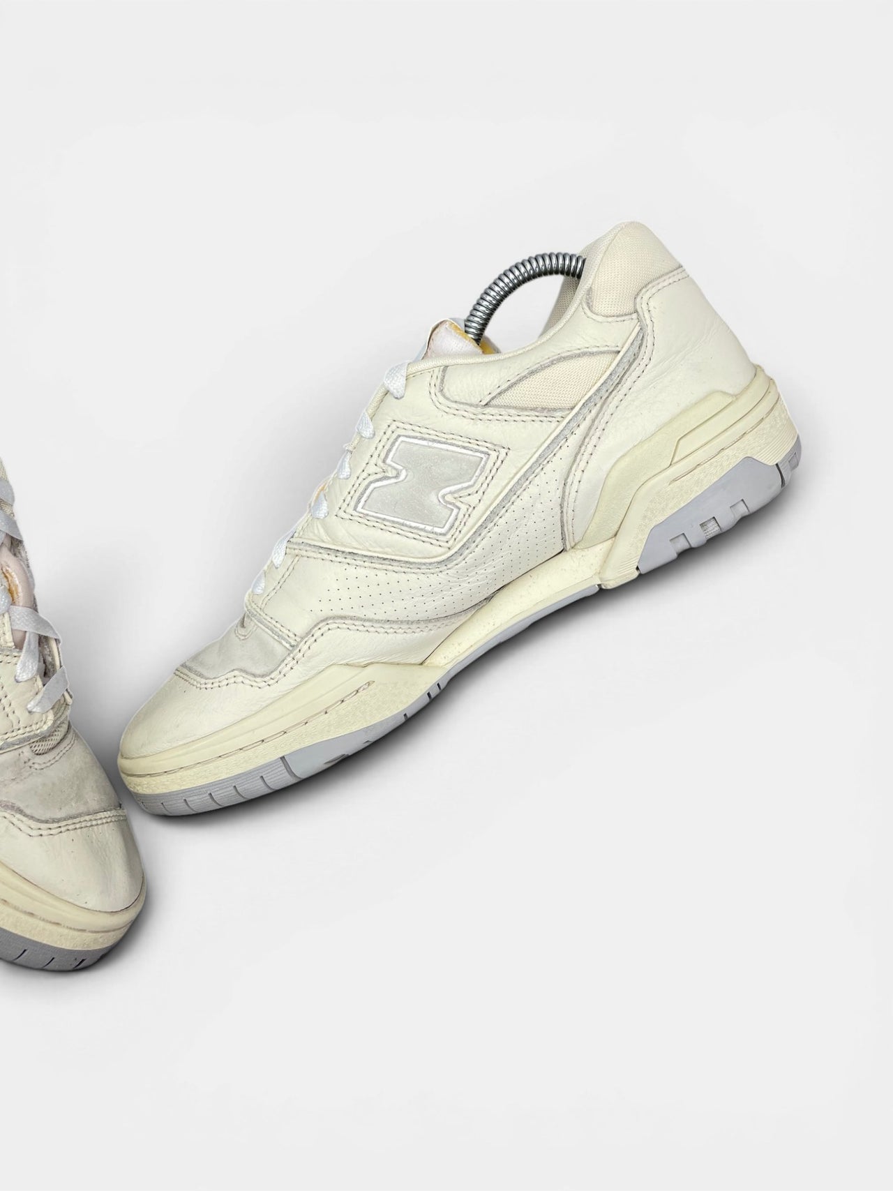 New Balance 550 Turtledove — buty sportowe męskie w bardzo dobrym stanie rozmiar 42, wewnętrzny panel prawego buta