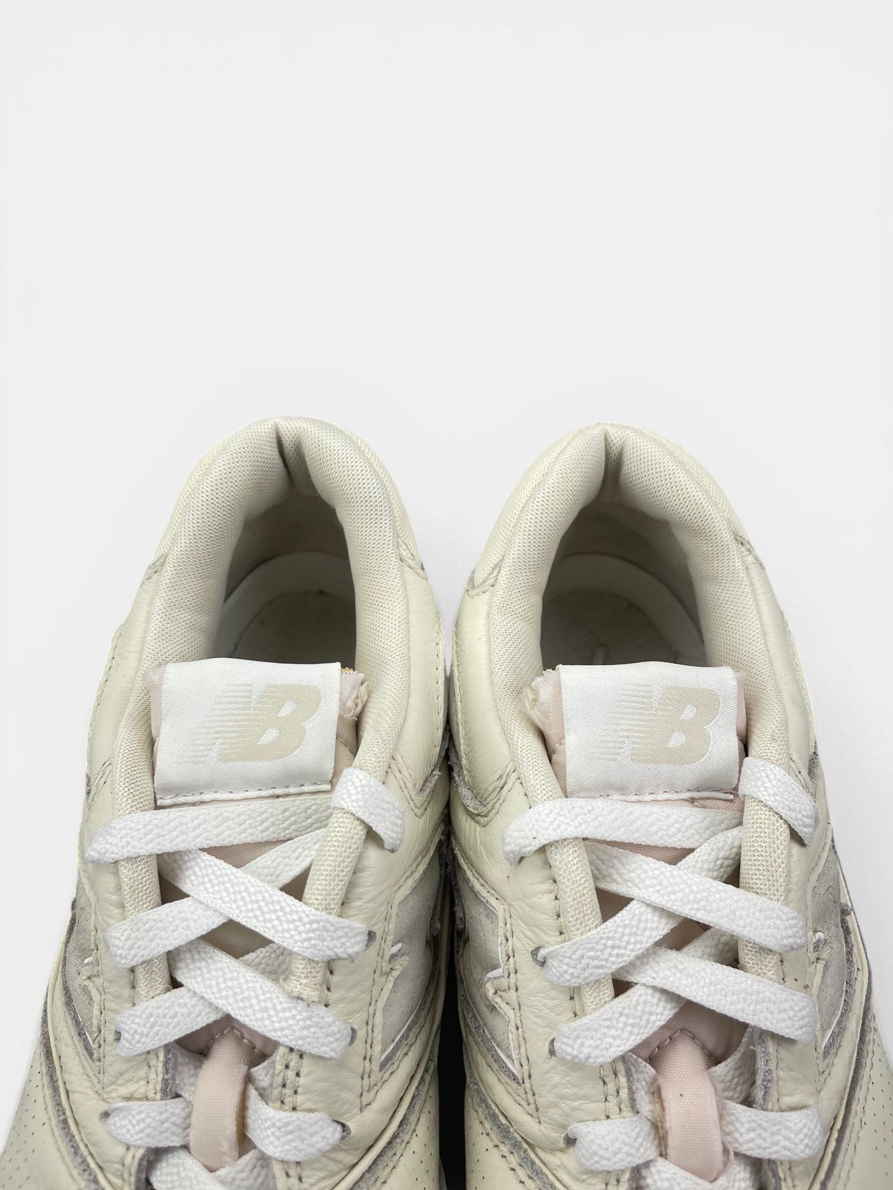 New Balance 550 Turtledove — buty sportowe męskie w bardzo dobrym stanie rozmiar 42, zapiętki butów