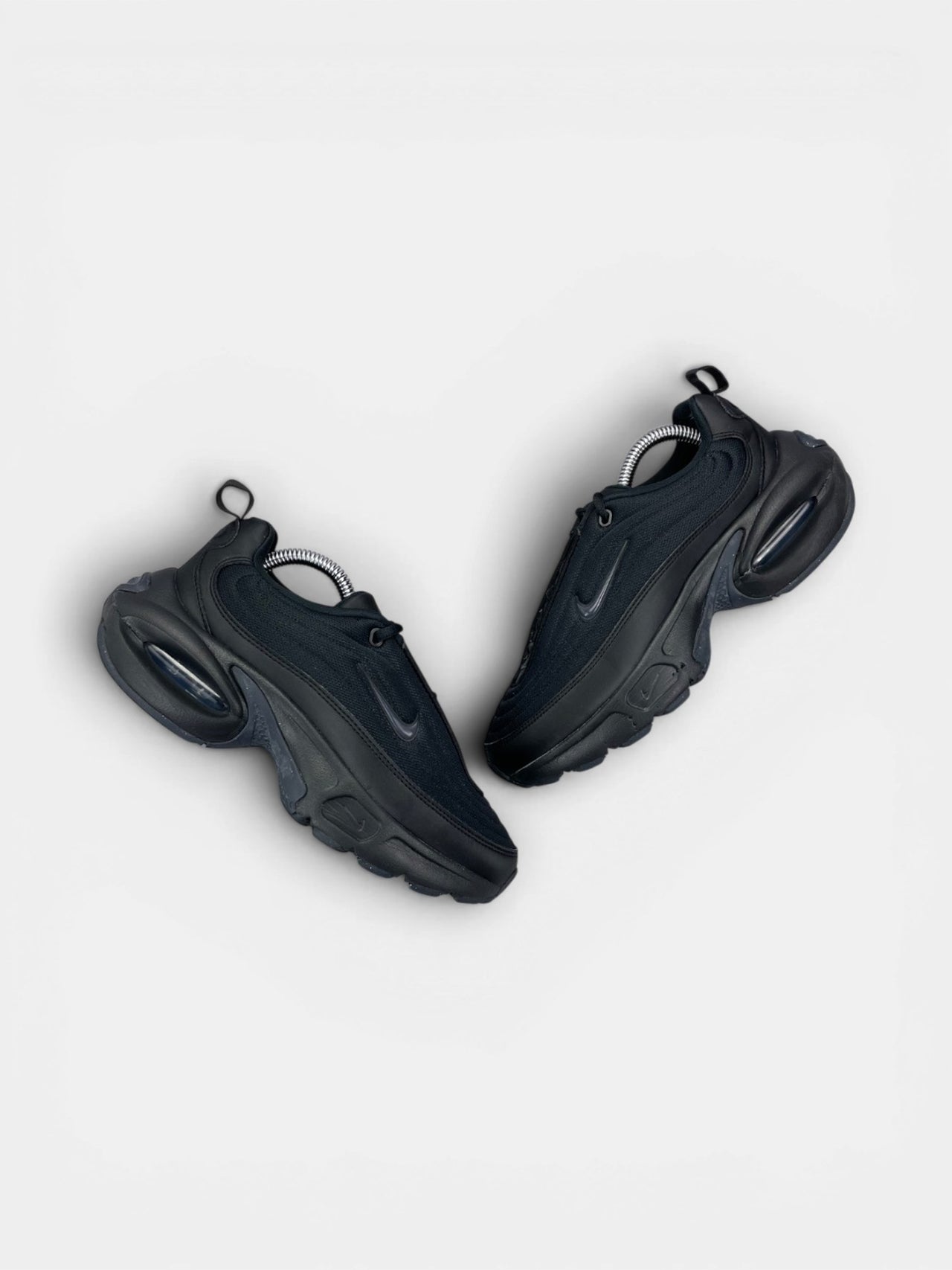 Nike Air Max Portal — buty sportowe damskie w bardzo dobrym stanie rozmiar 38, widok z góry na zewnętrzną stronę butów