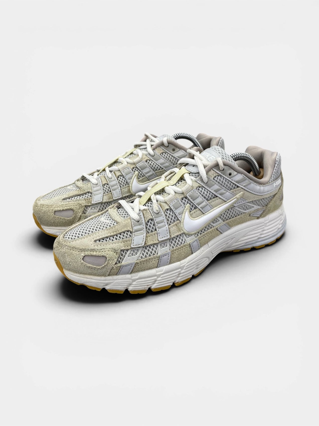 Nike P-6000 "Photon Dust / Light Khaki / Phantom / White" Photon Dust — buty sportowe damskie w bardzo dobrym stanie rozmiar 39, widok z boku