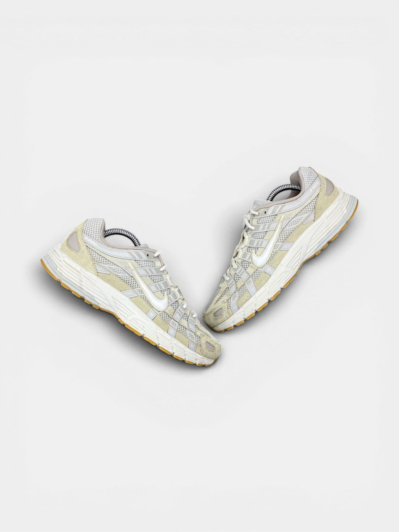 Nike P-6000 "Photon Dust / Light Khaki / Phantom / White" Photon Dust — buty sportowe damskie w bardzo dobrym stanie rozmiar 39, widok z góry na zewnętrzną stronę butów