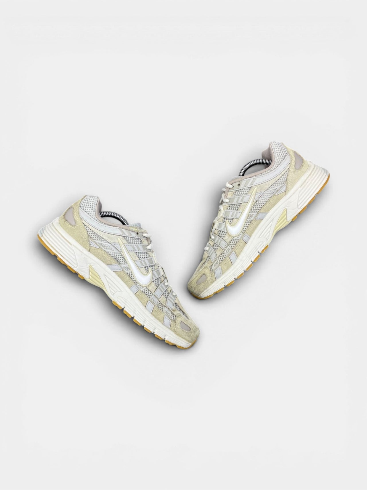Nike P-6000 "Photon Dust / Light Khaki / Phantom / White" Photon Dust — buty sportowe damskie w bardzo dobrym stanie rozmiar 39, zewnętrzny panel prawego buta