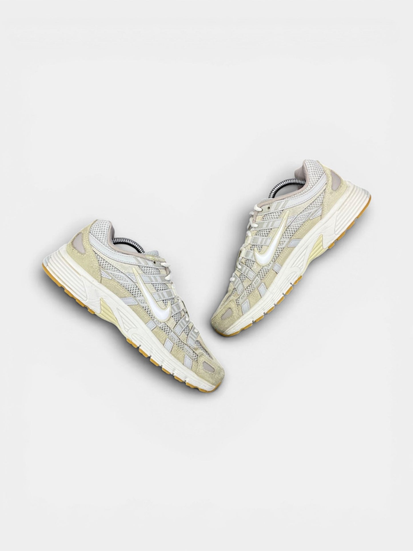 Nike P-6000 "Photon Dust / Light Khaki / Phantom / White" Photon Dust — buty sportowe damskie w bardzo dobrym stanie rozmiar 39, zewnętrzny panel prawego buta