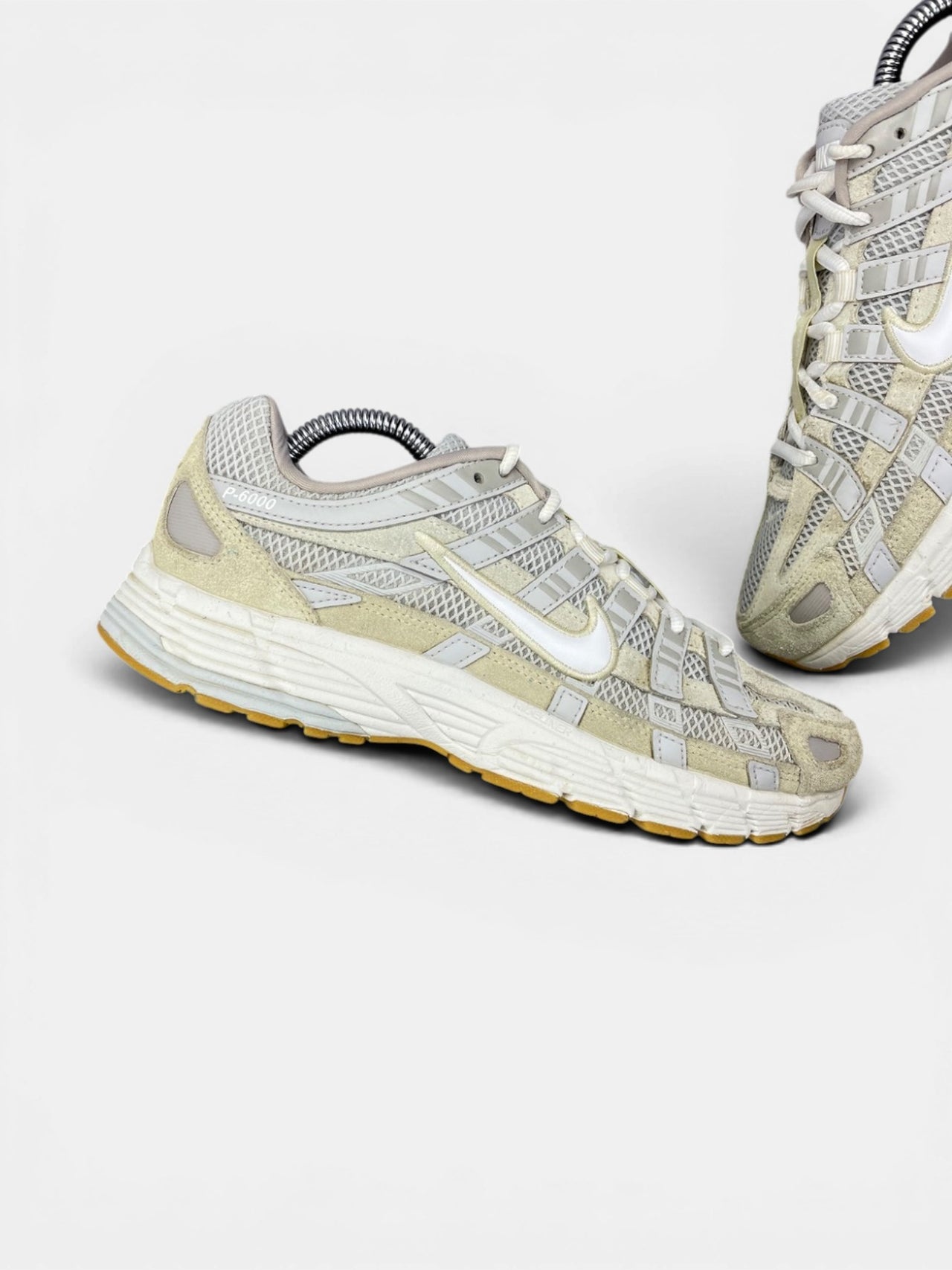 Nike P-6000 "Photon Dust / Light Khaki / Phantom / White" Photon Dust — buty sportowe damskie w bardzo dobrym stanie rozmiar 39, zewnętrzny panel lewego buta