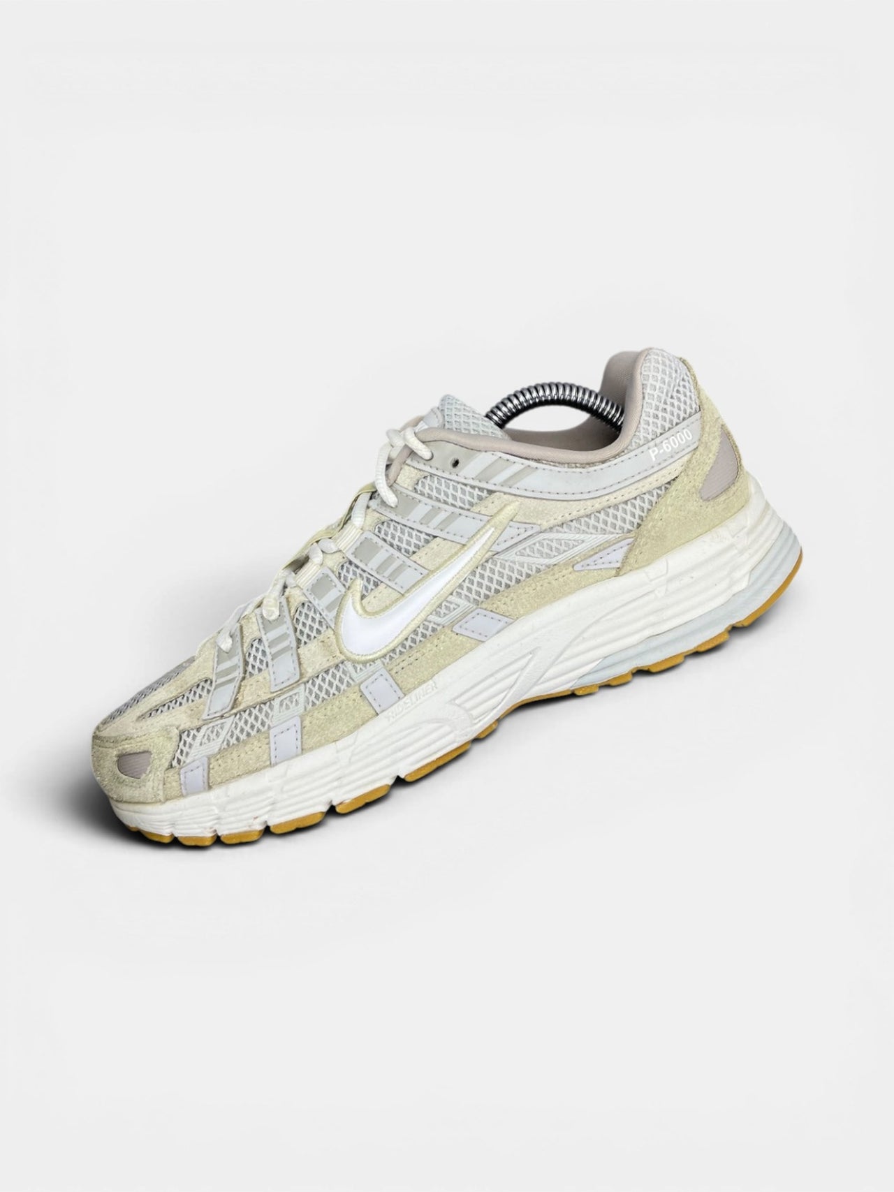 Nike P-6000 "Photon Dust / Light Khaki / Phantom / White" Photon Dust — buty sportowe damskie w bardzo dobrym stanie rozmiar 39, widok z góry na wewnętrzną stronę butów