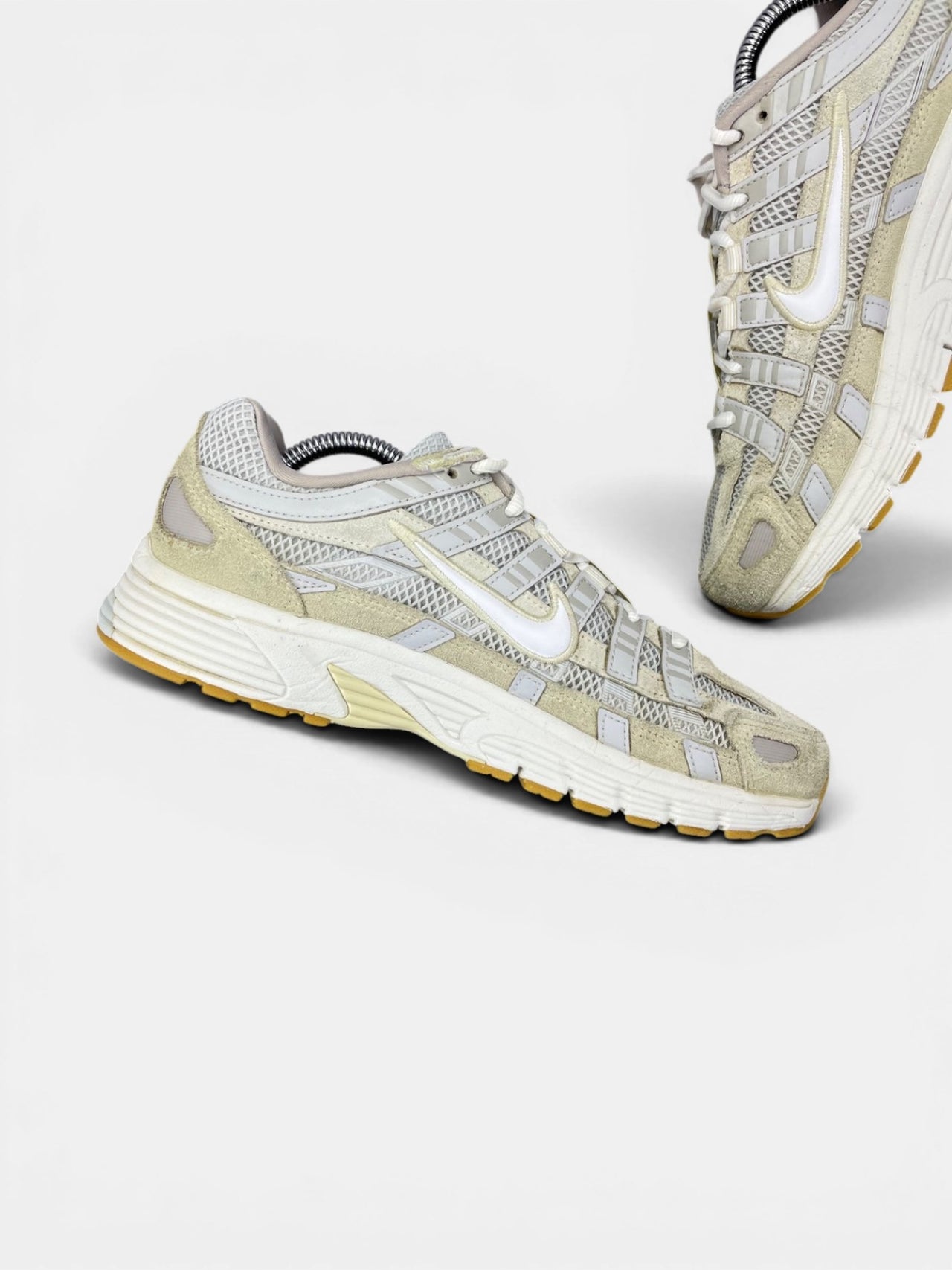 Nike P-6000 "Photon Dust / Light Khaki / Phantom / White" Photon Dust — buty sportowe damskie w bardzo dobrym stanie rozmiar 39, wewnętrzny panel lewego buta