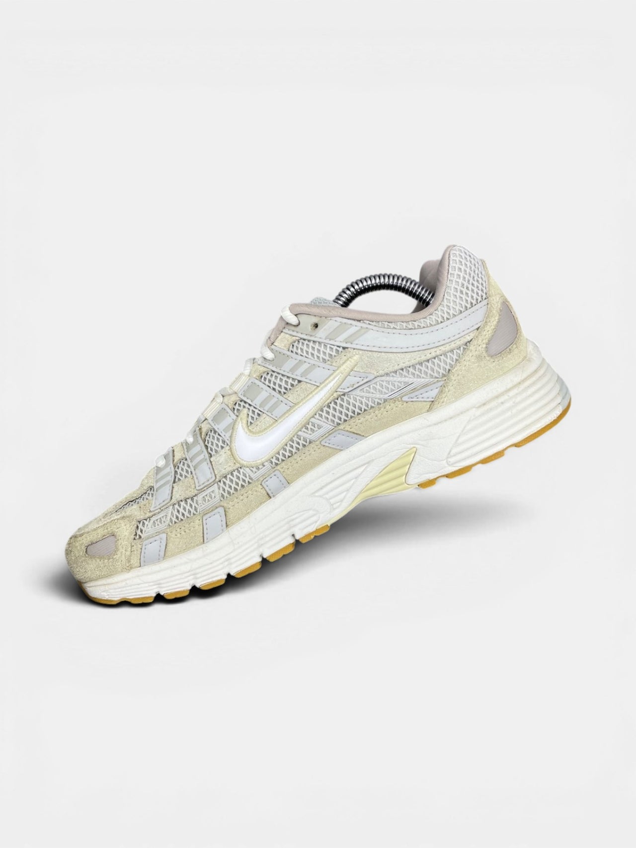 Nike P-6000 "Photon Dust / Light Khaki / Phantom / White" Photon Dust — buty sportowe damskie w bardzo dobrym stanie rozmiar 39, wewnętrzny panel prawego buta