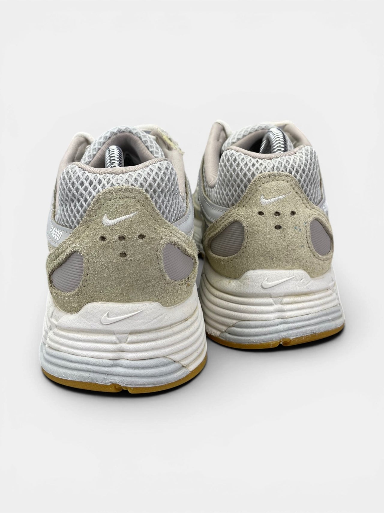 Nike P-6000 "Photon Dust / Light Khaki / Phantom / White" Photon Dust — buty sportowe damskie w bardzo dobrym stanie rozmiar 39, widok z tyłu
