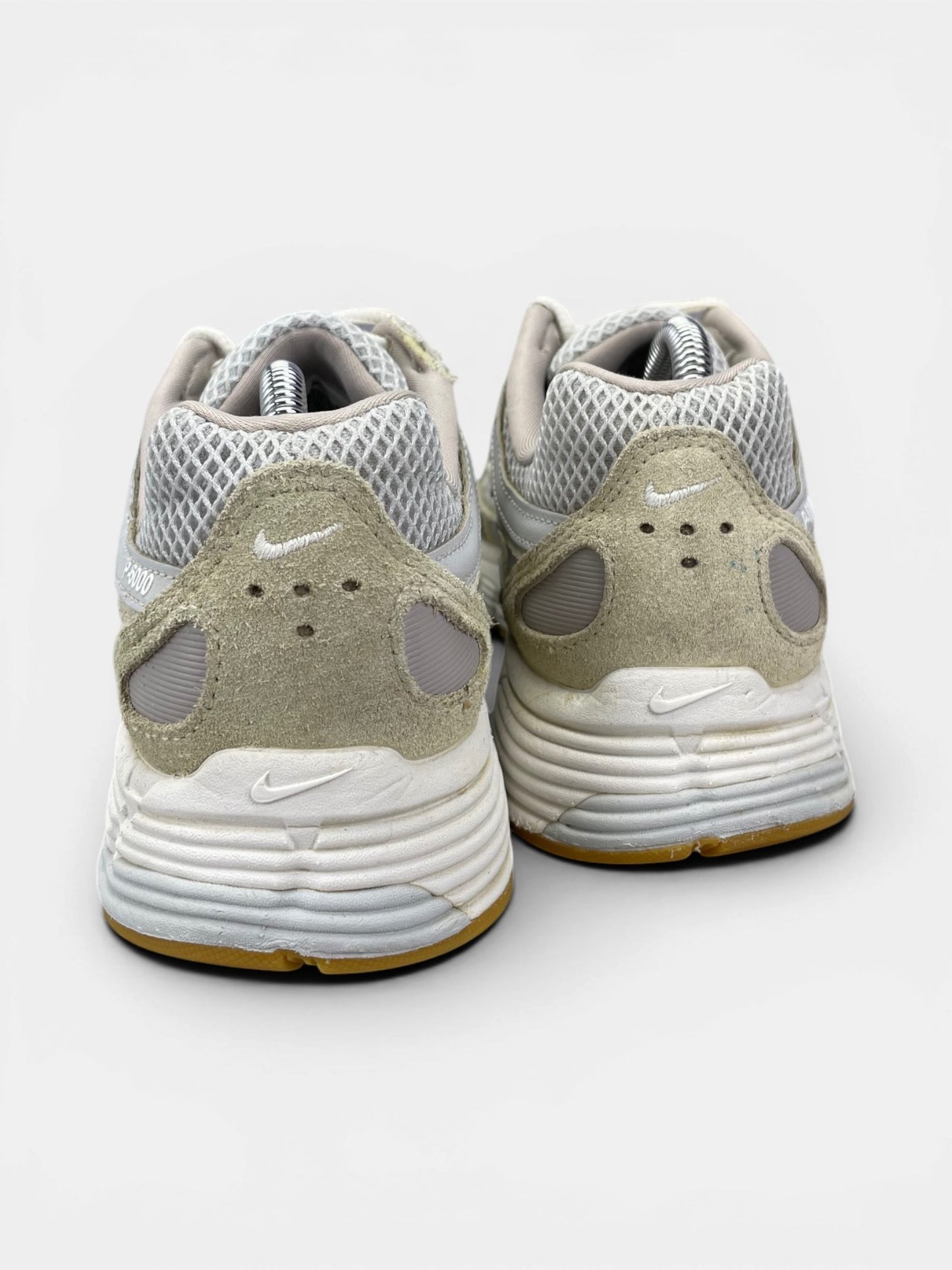 Nike P-6000 "Photon Dust / Light Khaki / Phantom / White" Photon Dust — buty sportowe damskie w bardzo dobrym stanie rozmiar 39, widok z tyłu