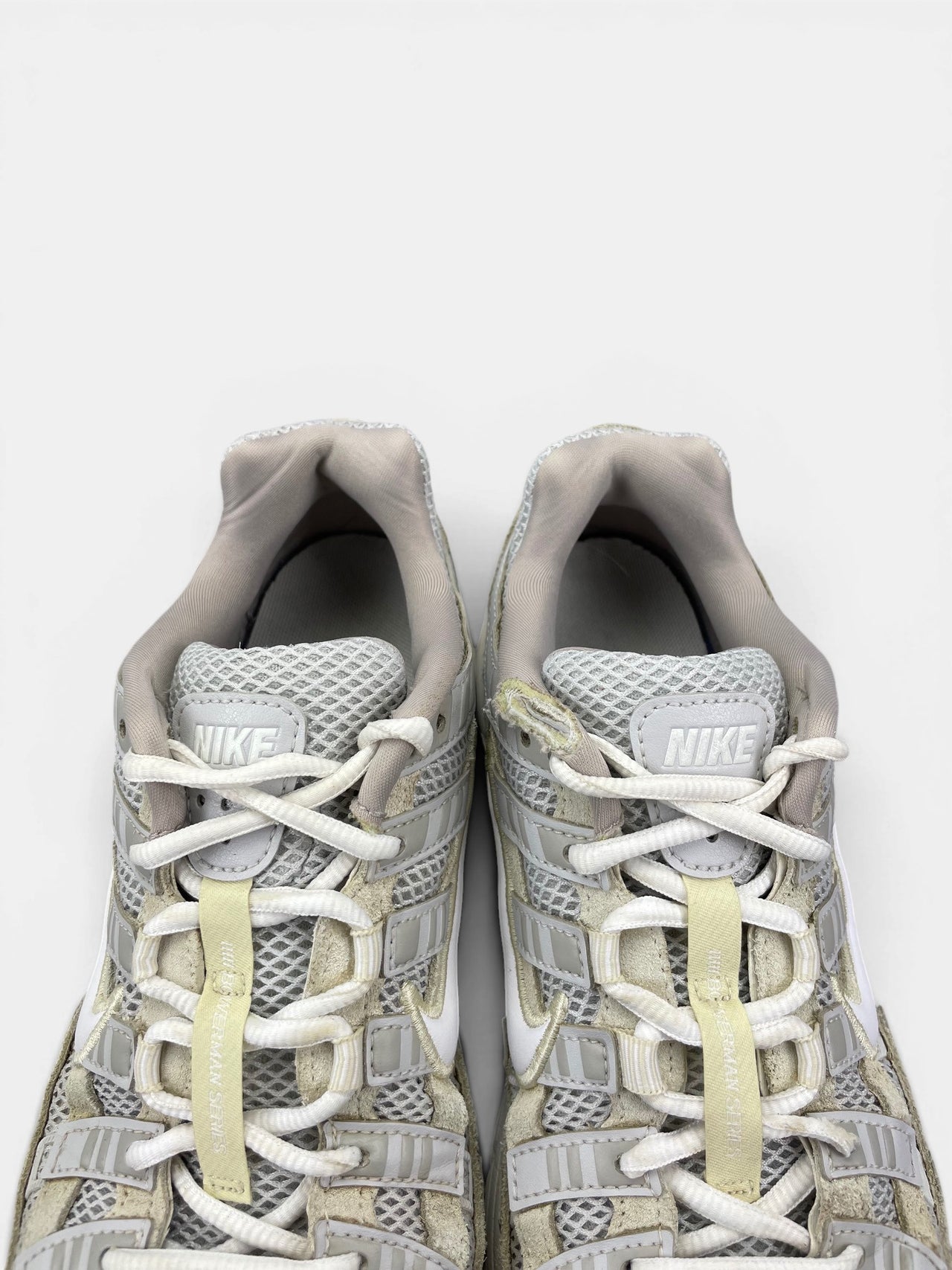Nike P-6000 "Photon Dust / Light Khaki / Phantom / White" Photon Dust — buty sportowe damskie w bardzo dobrym stanie rozmiar 39, zapiętki butów