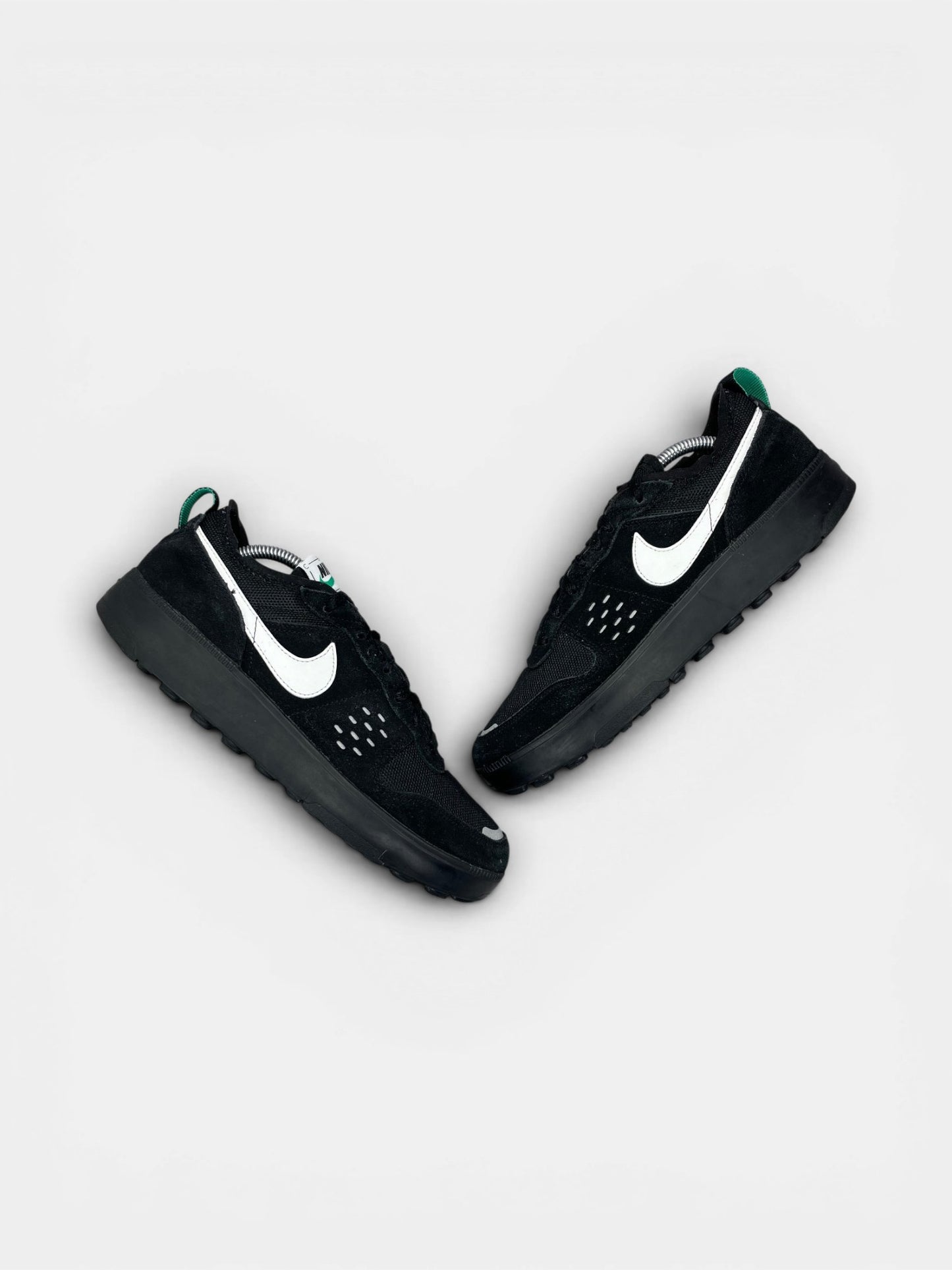 Nike C1TY — buty sportowe męskie w bardzo dobrym stanie rozmiar 43, widok z góry na zewnętrzną stronę butów