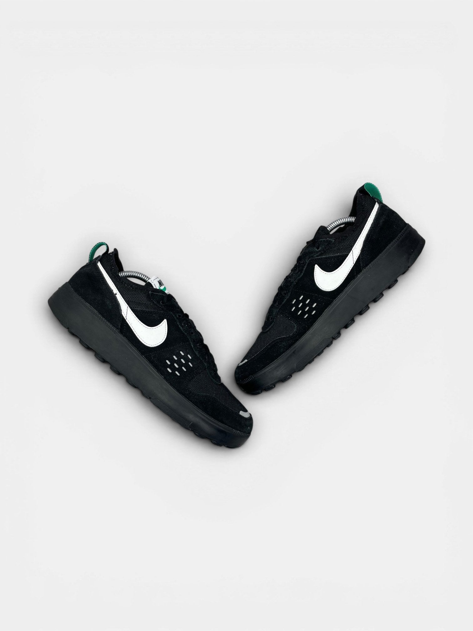 Nike C1TY — buty sportowe męskie w bardzo dobrym stanie rozmiar 43, widok z góry na zewnętrzną stronę butów