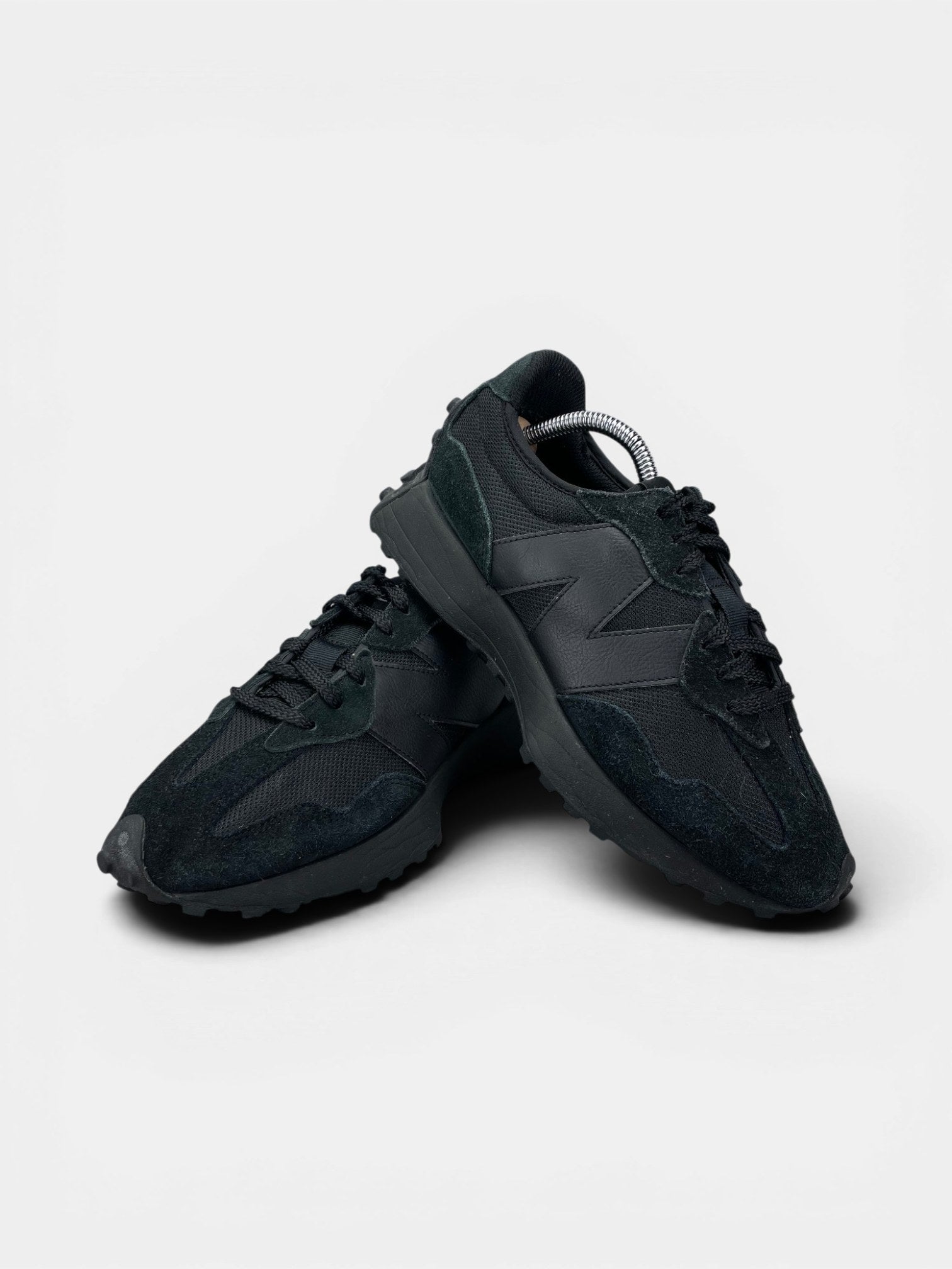 New Balance 327 Triple Black — buty sportowe damskie w bardzo dobrym stanie rozmiar 39.5, boczny profil