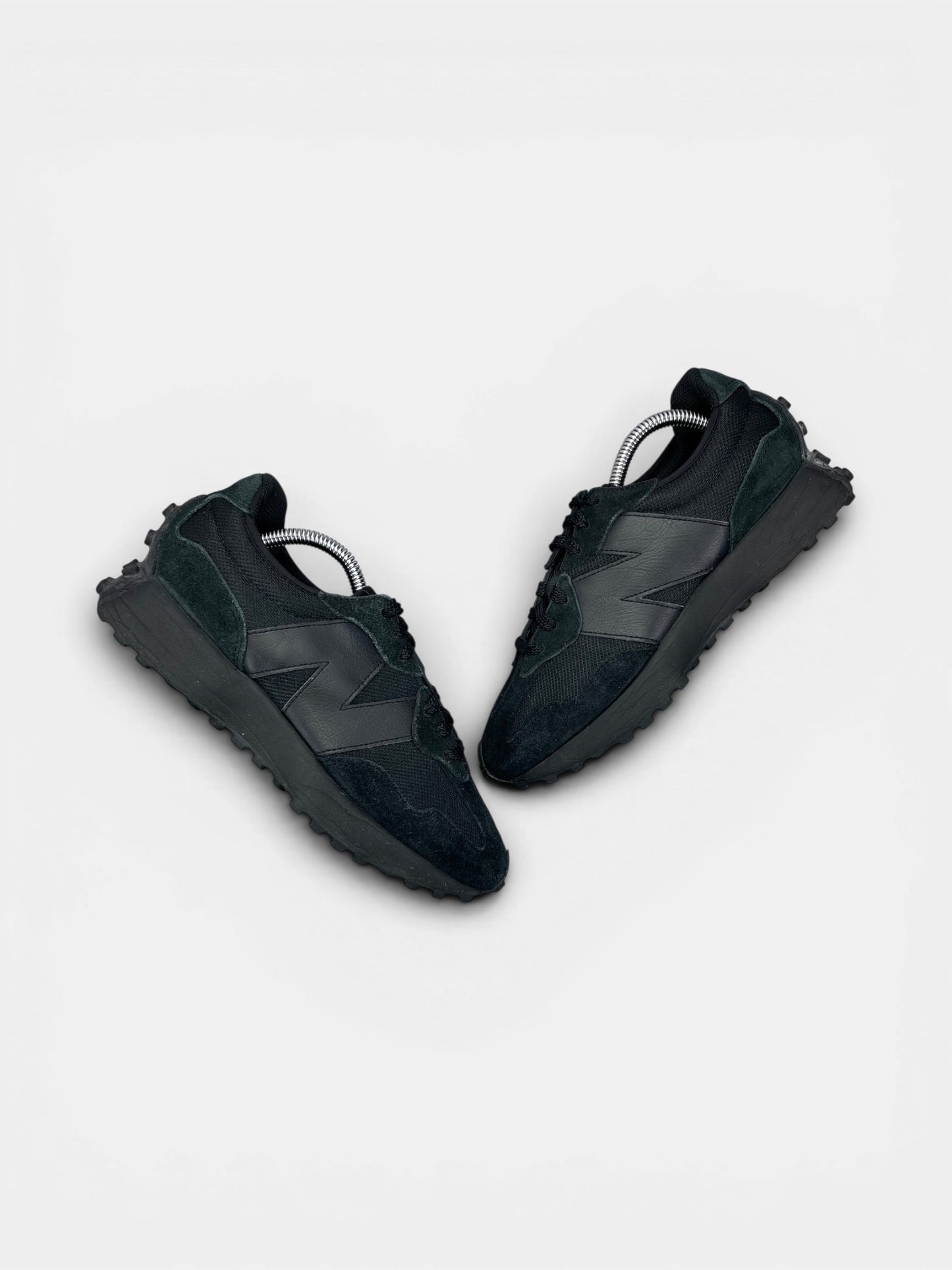 New Balance 327 Triple Black — buty sportowe damskie w bardzo dobrym stanie rozmiar 39.5, widok z góry na zewnętrzną stronę butów