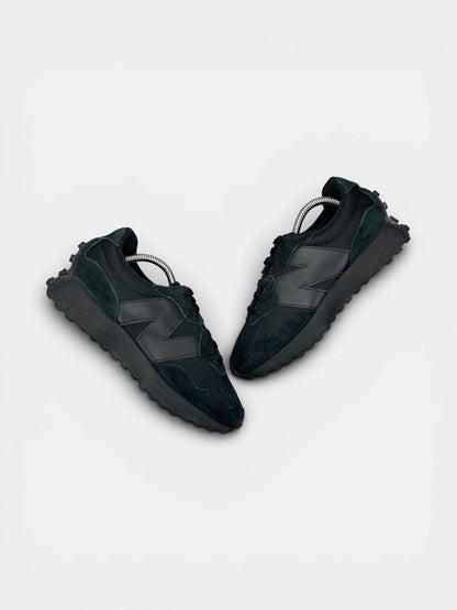 New Balance 327 Triple Black — buty sportowe damskie w bardzo dobrym stanie rozmiar 39.5, widok z góry na zewnętrzną stronę butów
