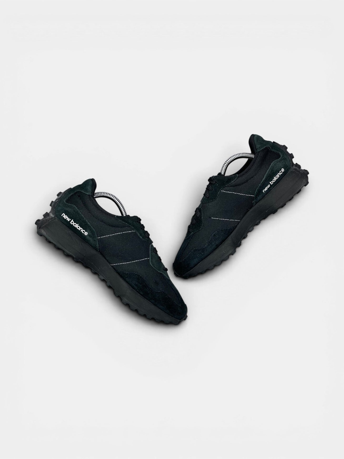 New Balance 327 Triple Black — buty sportowe damskie w bardzo dobrym stanie rozmiar 39.5, zewnętrzny panel prawego buta