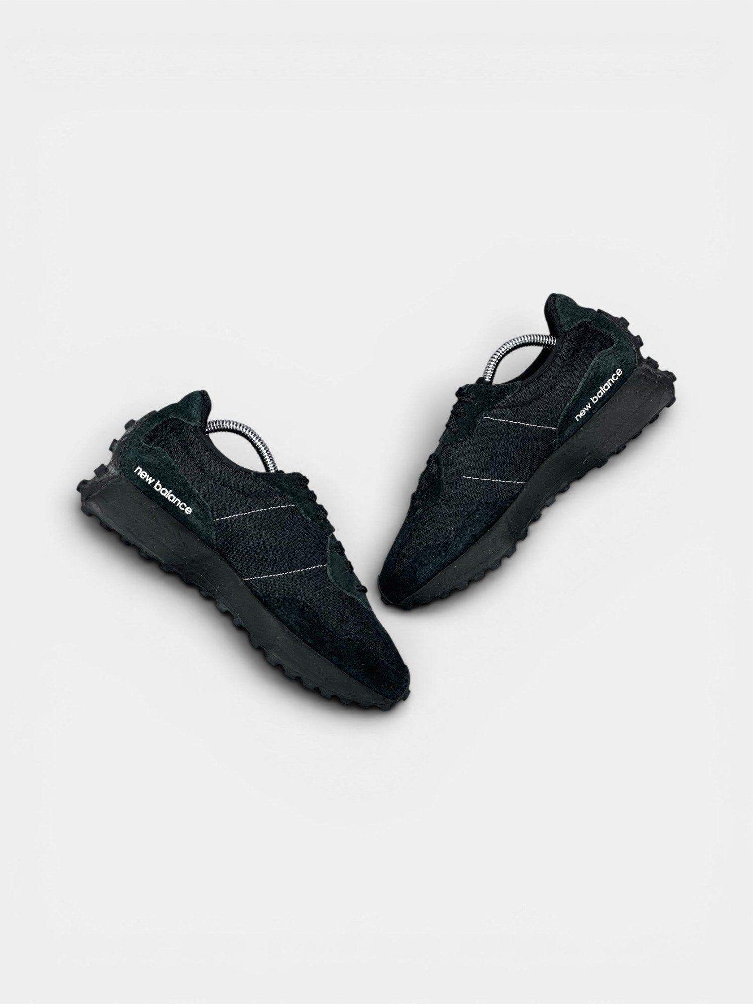 New Balance 327 Triple Black — buty sportowe damskie w bardzo dobrym stanie rozmiar 39.5, zewnętrzny panel prawego buta