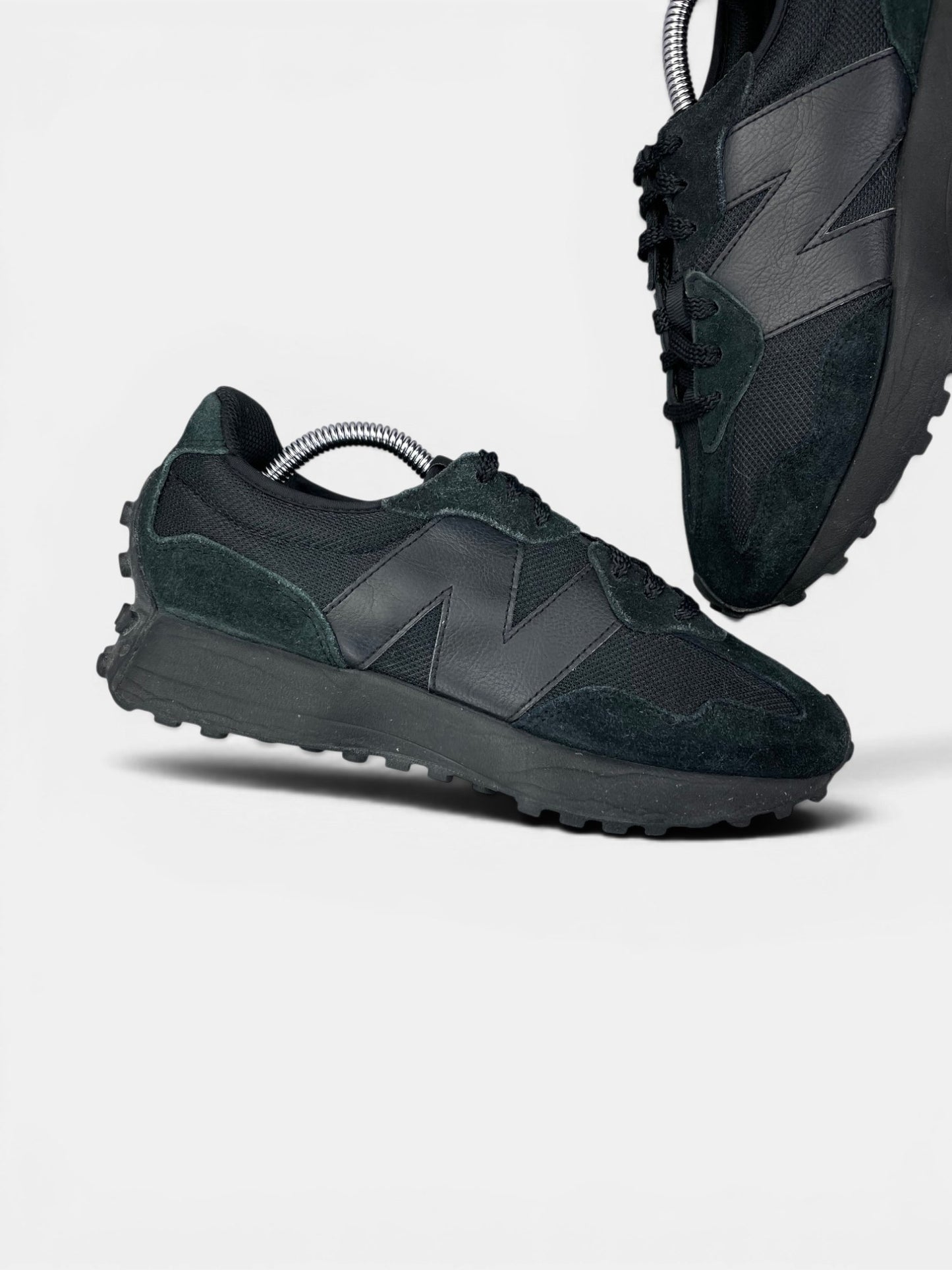 New Balance 327 Triple Black — buty sportowe damskie w bardzo dobrym stanie rozmiar 39.5, zewnętrzny panel lewego buta