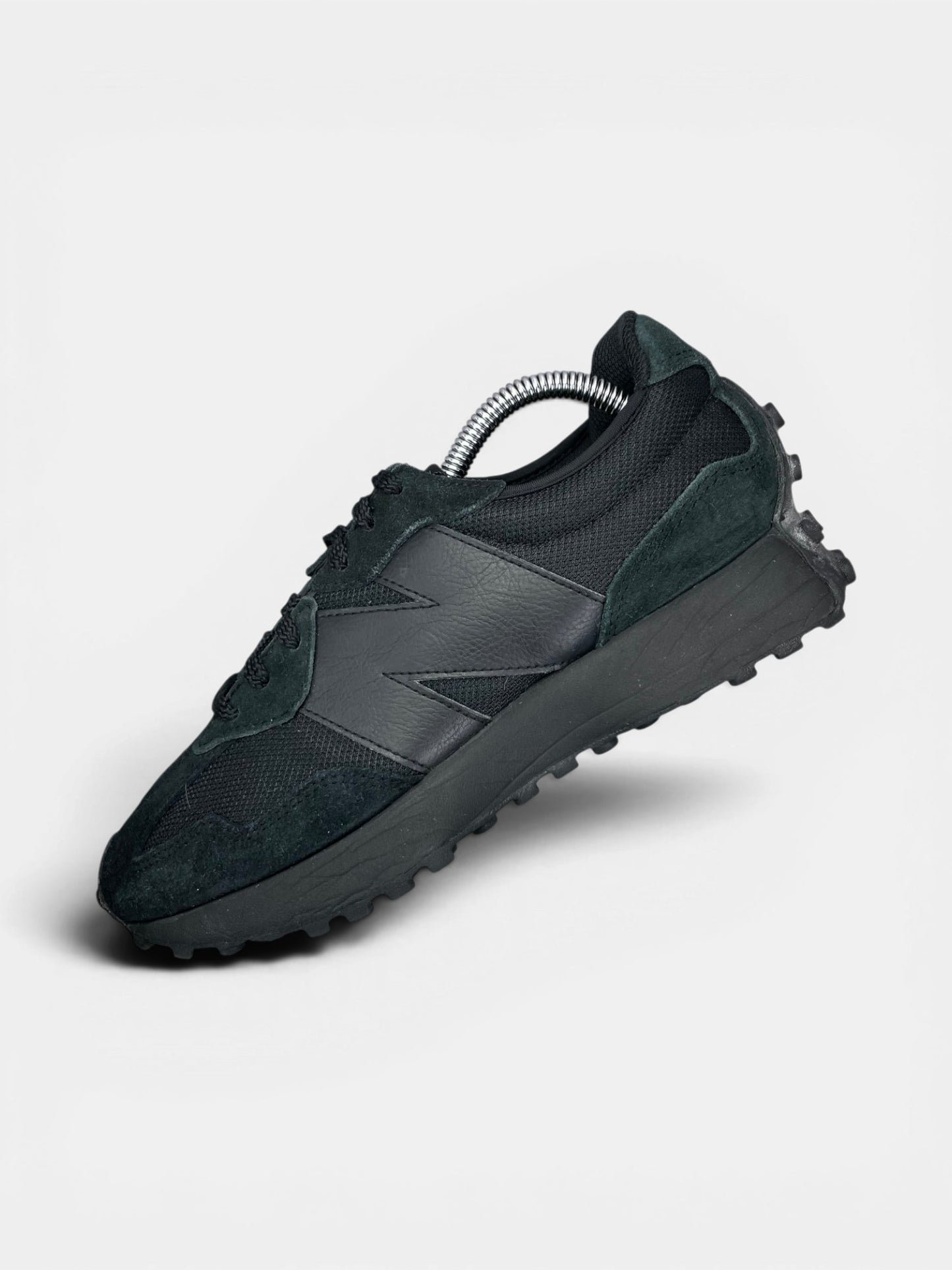 New Balance 327 Triple Black — buty sportowe damskie w bardzo dobrym stanie rozmiar 39.5, widok z góry na wewnętrzną stronę butów