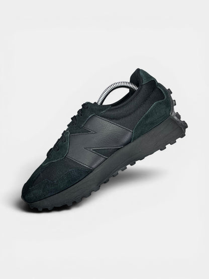 New Balance 327 Triple Black — buty sportowe damskie w bardzo dobrym stanie rozmiar 39.5, widok z góry na wewnętrzną stronę butów