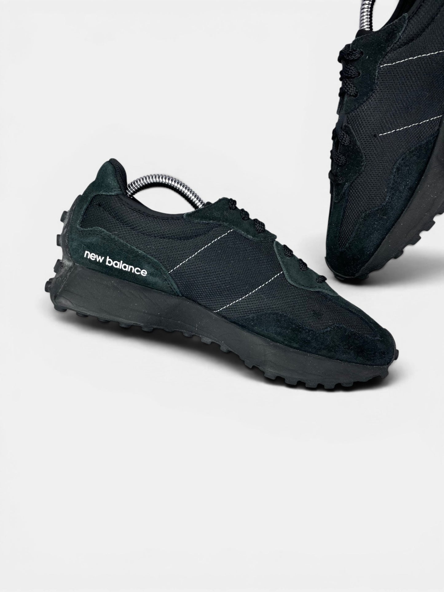 New Balance 327 Triple Black — buty sportowe damskie w bardzo dobrym stanie rozmiar 39.5, wewnętrzny panel lewego buta