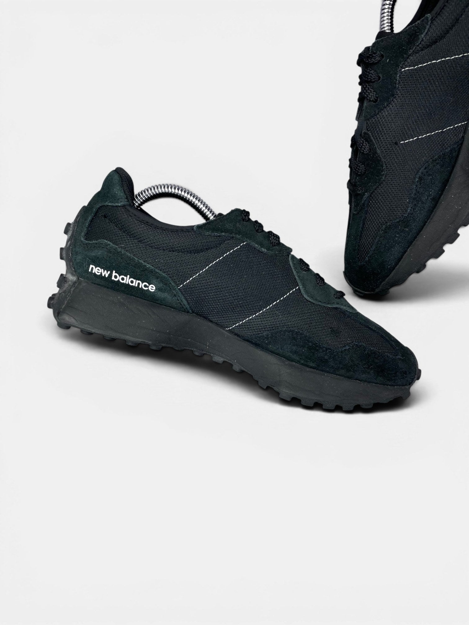 New Balance 327 Triple Black — buty sportowe damskie w bardzo dobrym stanie rozmiar 39.5, wewnętrzny panel lewego buta