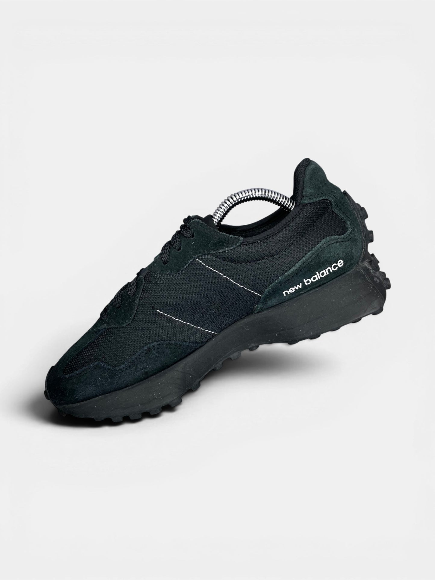 New Balance 327 Triple Black — buty sportowe damskie w bardzo dobrym stanie rozmiar 39.5, wewnętrzny panel prawego buta