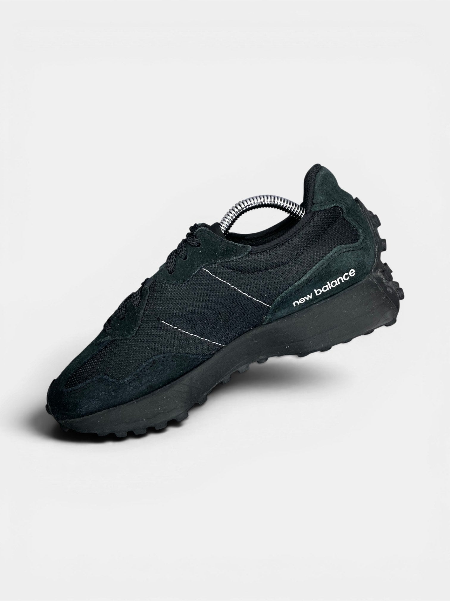New Balance 327 Triple Black — buty sportowe damskie w bardzo dobrym stanie rozmiar 39.5, wewnętrzny panel prawego buta