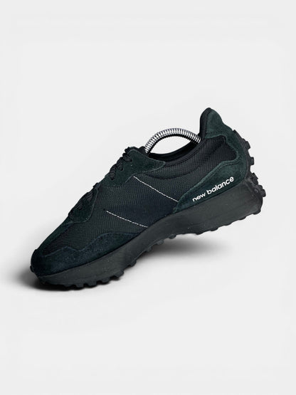 New Balance 327 Triple Black — buty sportowe damskie w bardzo dobrym stanie rozmiar 39.5, wewnętrzny panel prawego buta