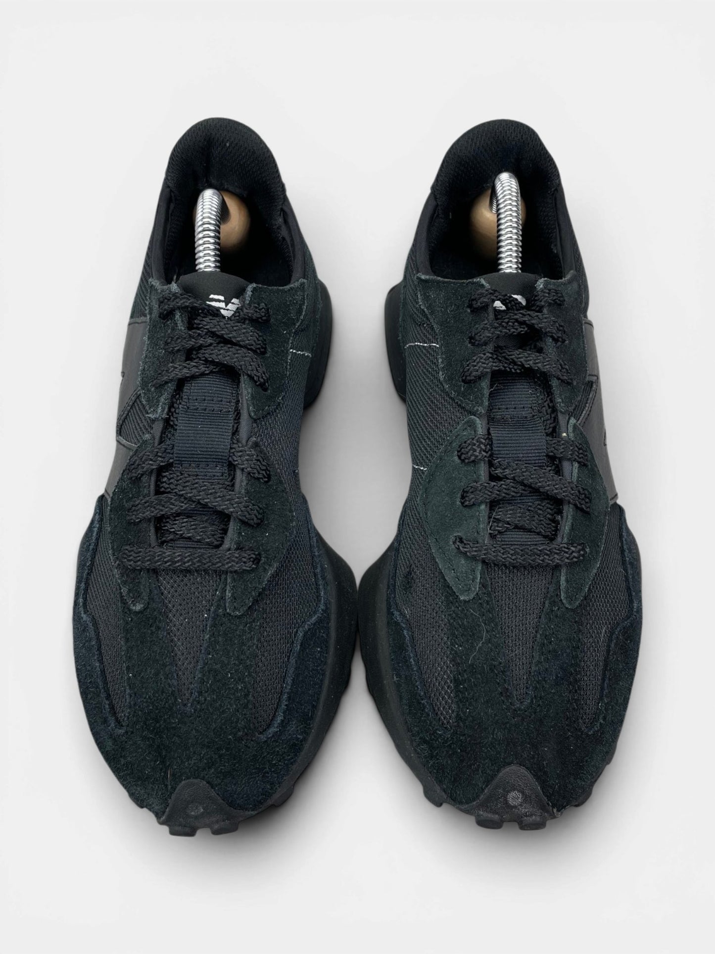 New Balance 327 Triple Black — buty sportowe damskie w bardzo dobrym stanie rozmiar 39.5, widok z góry
