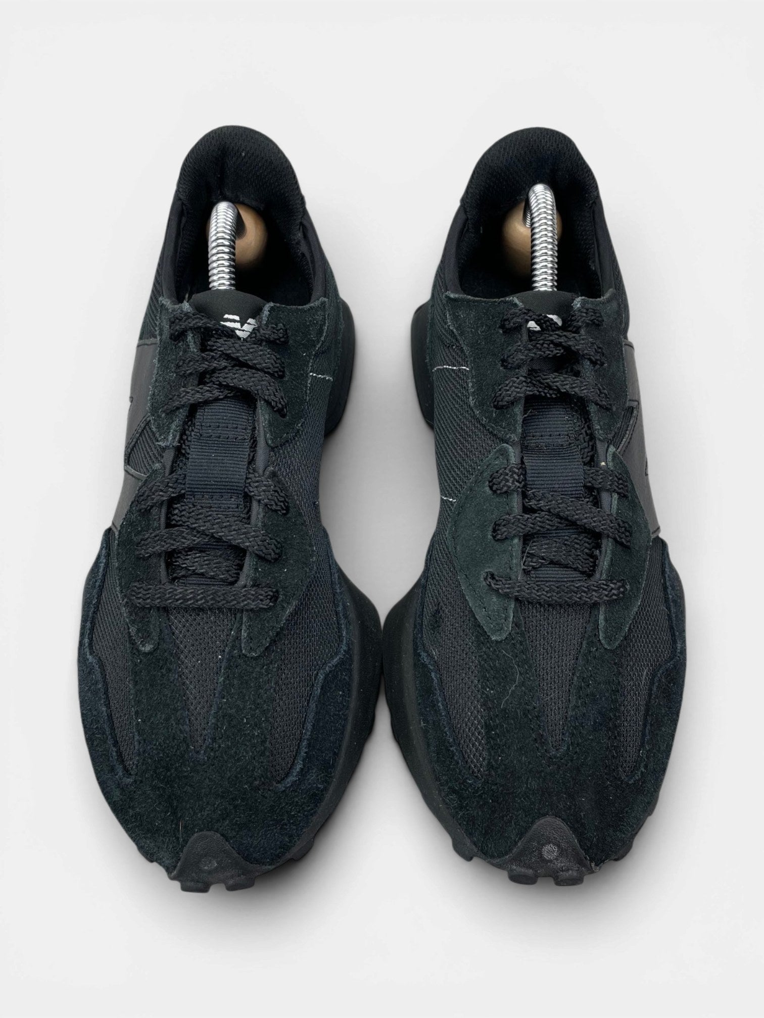 New Balance 327 Triple Black — buty sportowe damskie w bardzo dobrym stanie rozmiar 39.5, widok z góry