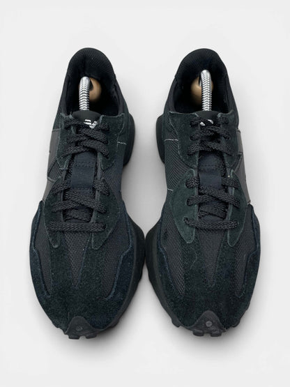 New Balance 327 Triple Black — buty sportowe damskie w bardzo dobrym stanie rozmiar 39.5, widok z góry