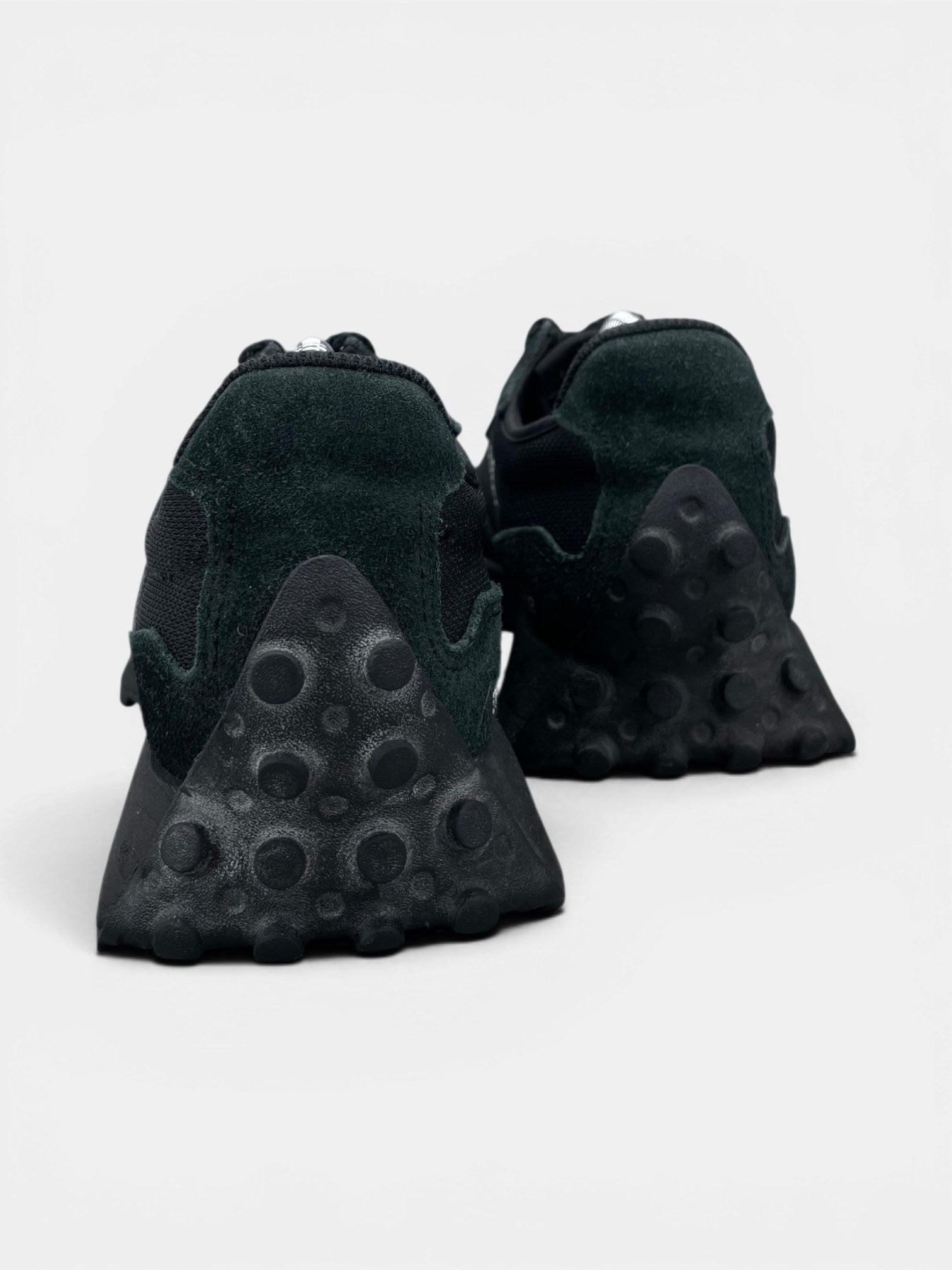 New Balance 327 Triple Black — buty sportowe damskie w bardzo dobrym stanie rozmiar 39.5, widok z tyłu