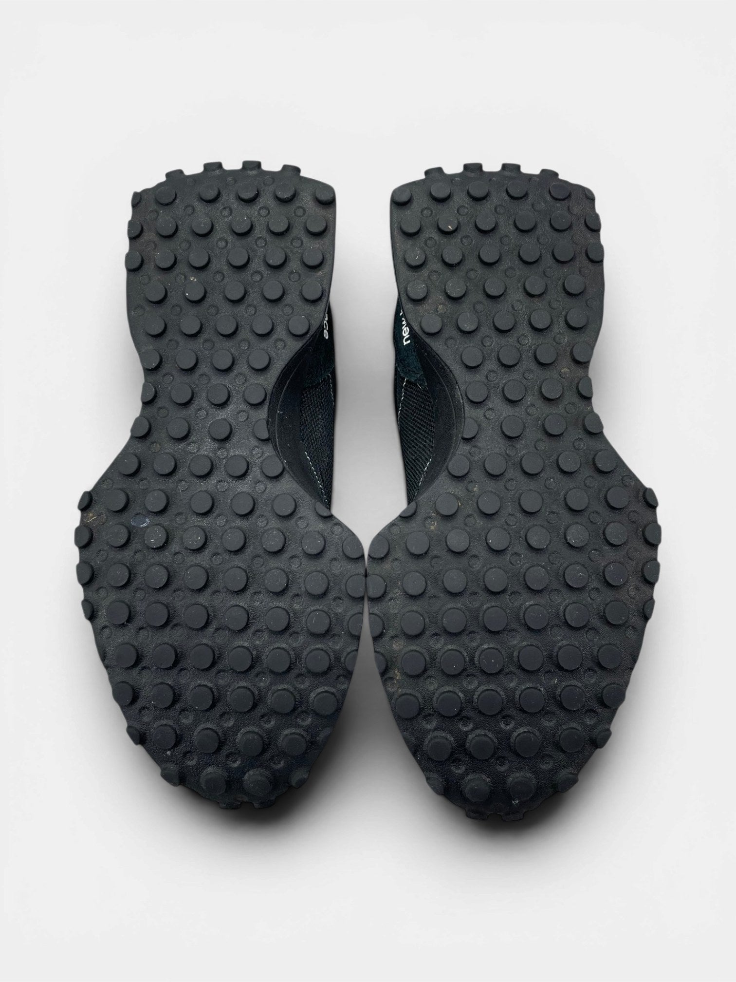 New Balance 327 Triple Black — buty sportowe damskie w bardzo dobrym stanie rozmiar 39.5, podeszwa