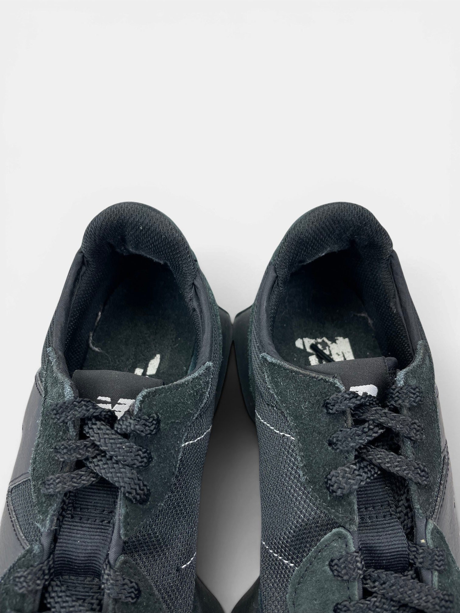 New Balance 327 Triple Black — buty sportowe damskie w bardzo dobrym stanie rozmiar 39.5, zapiętki butów
