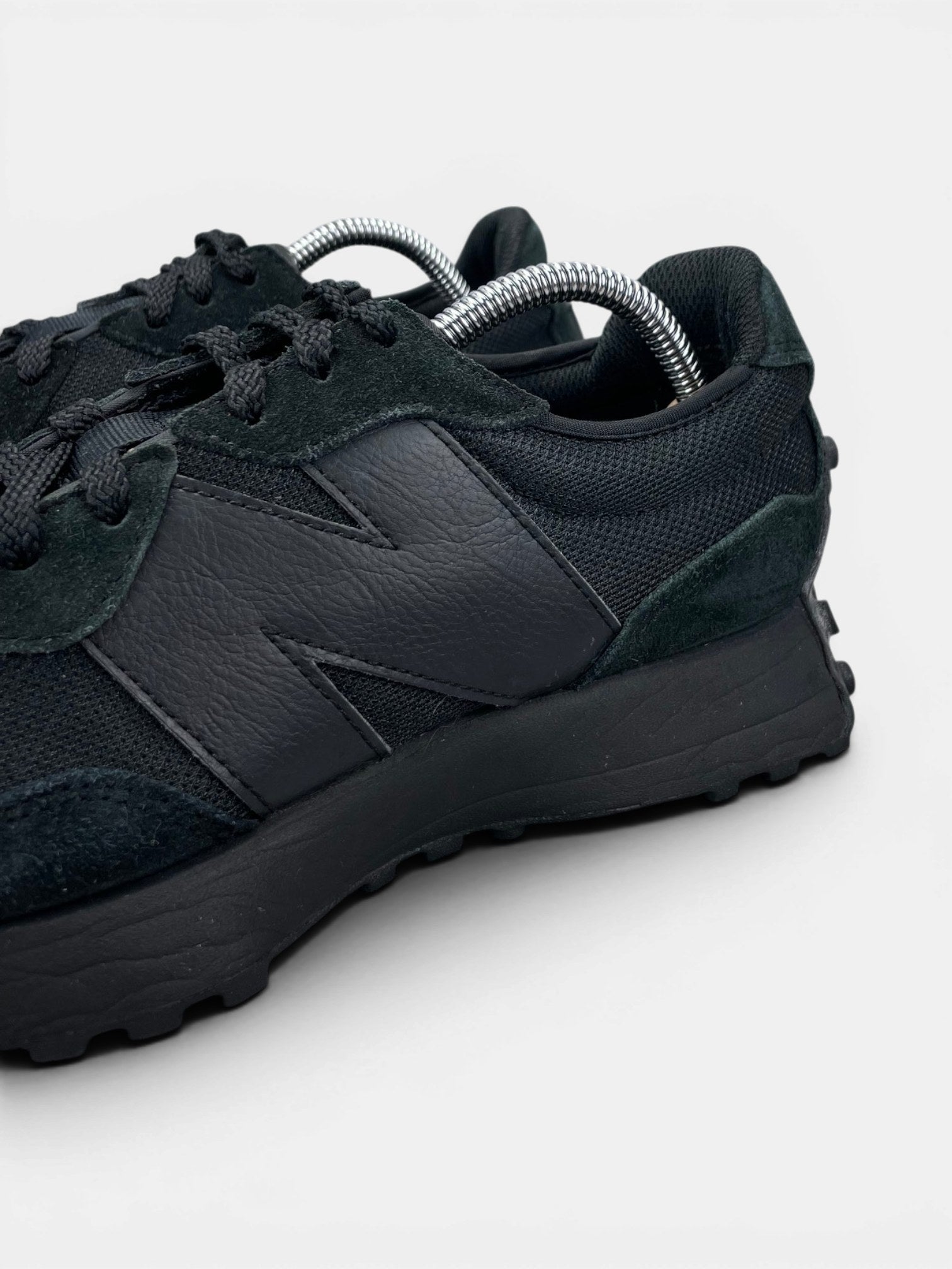 New Balance 327 Triple Black — buty sportowe damskie w bardzo dobrym stanie rozmiar 39.5, opcjonalne zdjęcie 1