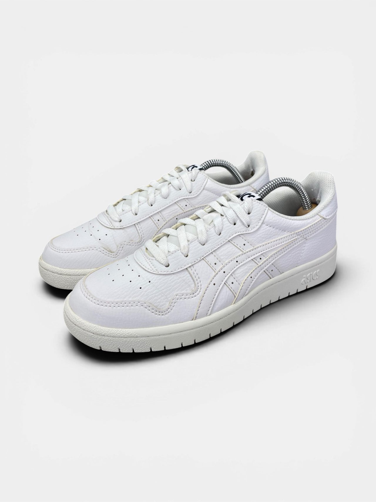 Asics Leather Sneakers — buty sportowe damskie w bardzo dobrym stanie rozmiar 39, widok z boku