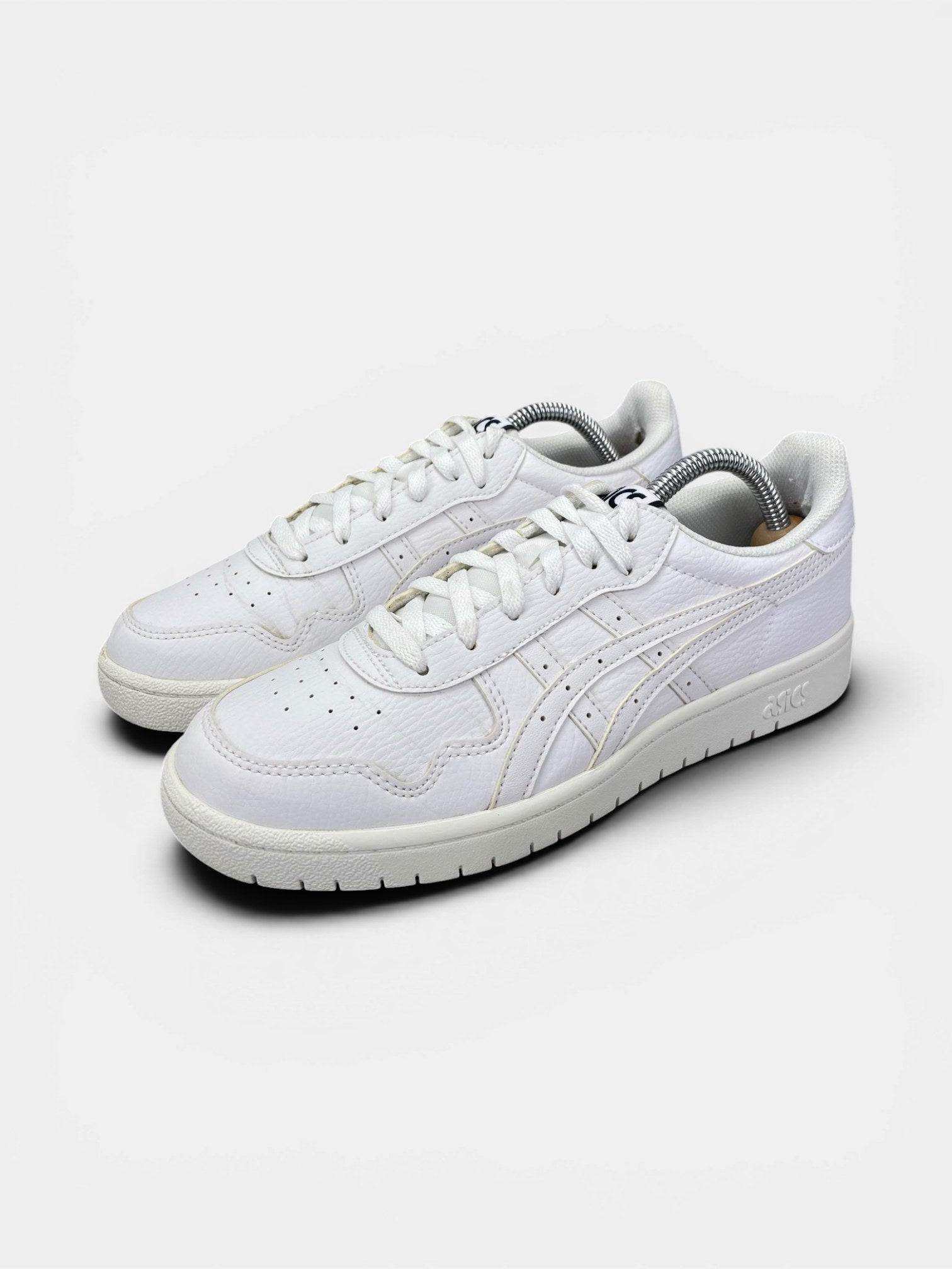 Asics Leather Sneakers — buty sportowe damskie w bardzo dobrym stanie rozmiar 39, widok z boku