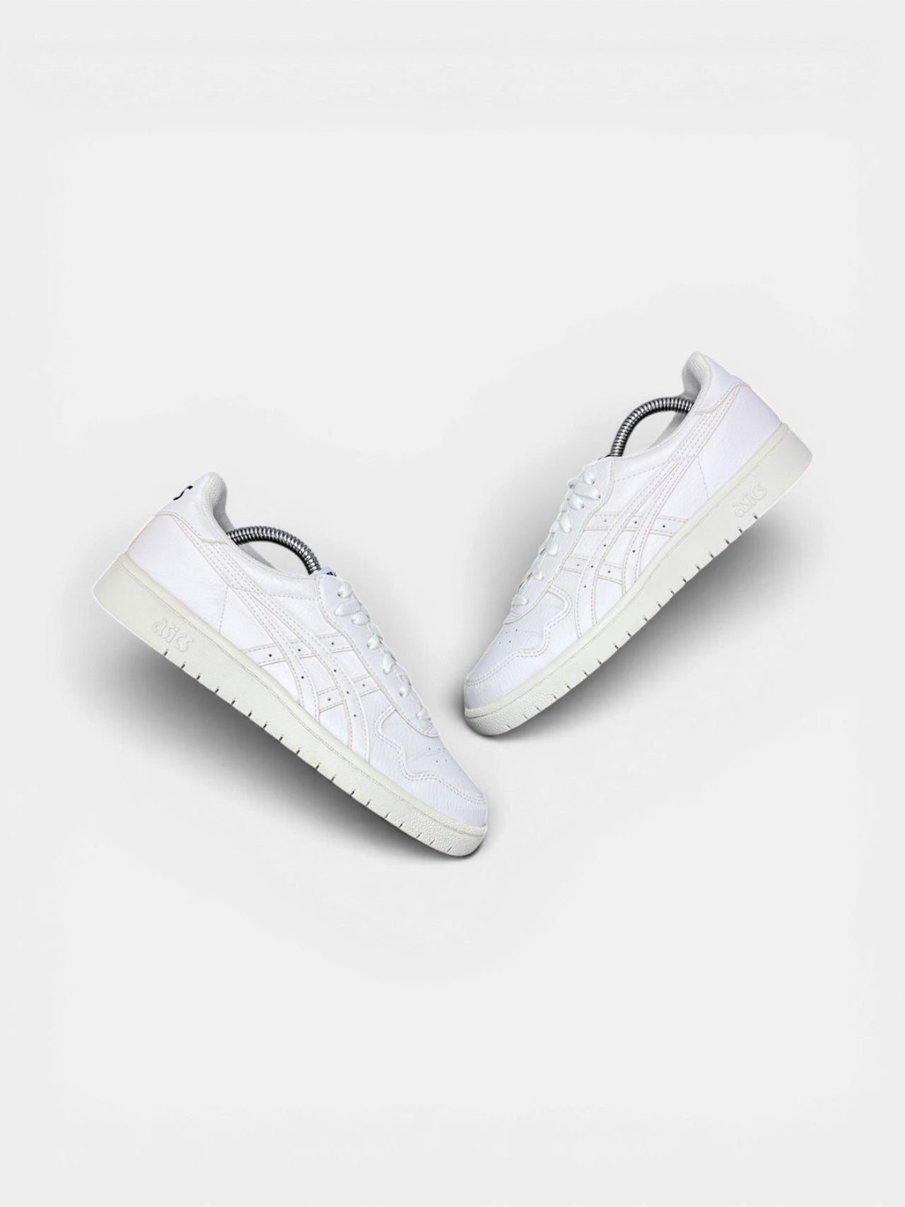 Asics Leather Sneakers — buty sportowe damskie w bardzo dobrym stanie rozmiar 39, widok z góry na zewnętrzną stronę butów