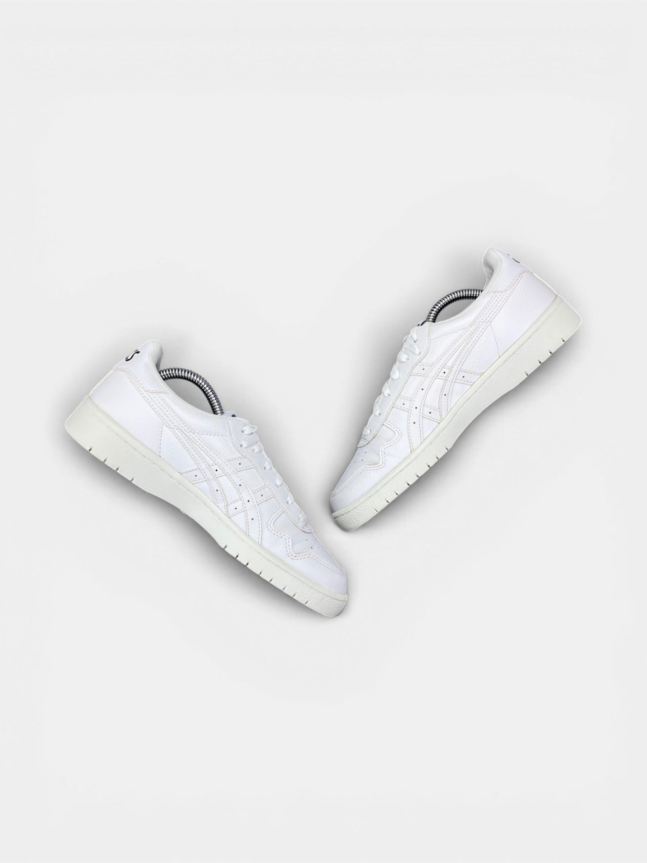 Asics Leather Sneakers — buty sportowe damskie w bardzo dobrym stanie rozmiar 39, zewnętrzny panel prawego buta