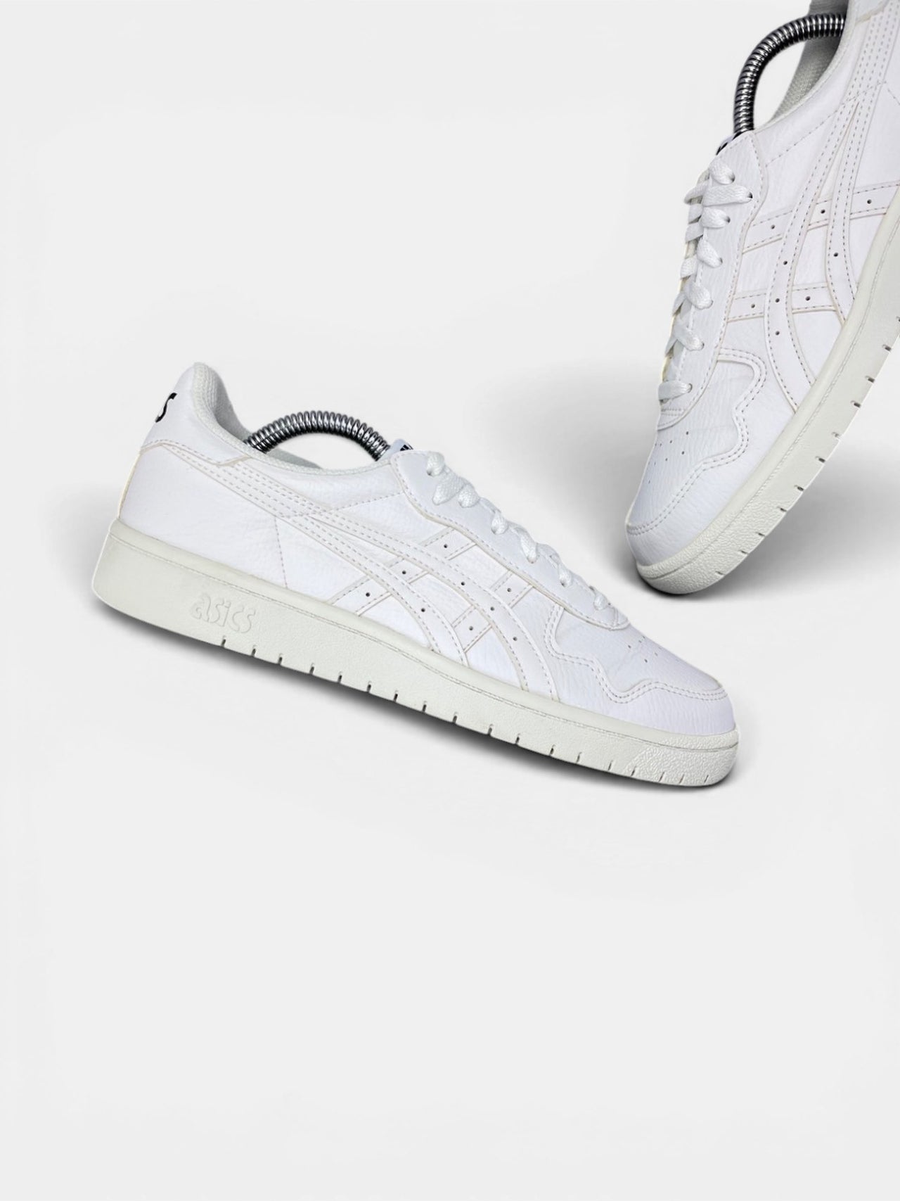 Asics Leather Sneakers — buty sportowe damskie w bardzo dobrym stanie rozmiar 39, zewnętrzny panel lewego buta