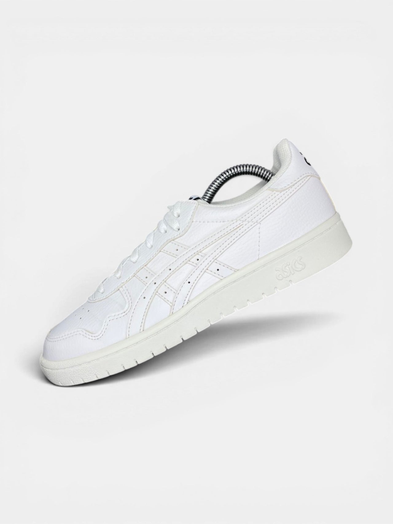 Asics Leather Sneakers — buty sportowe damskie w bardzo dobrym stanie rozmiar 39, widok z góry na wewnętrzną stronę butów