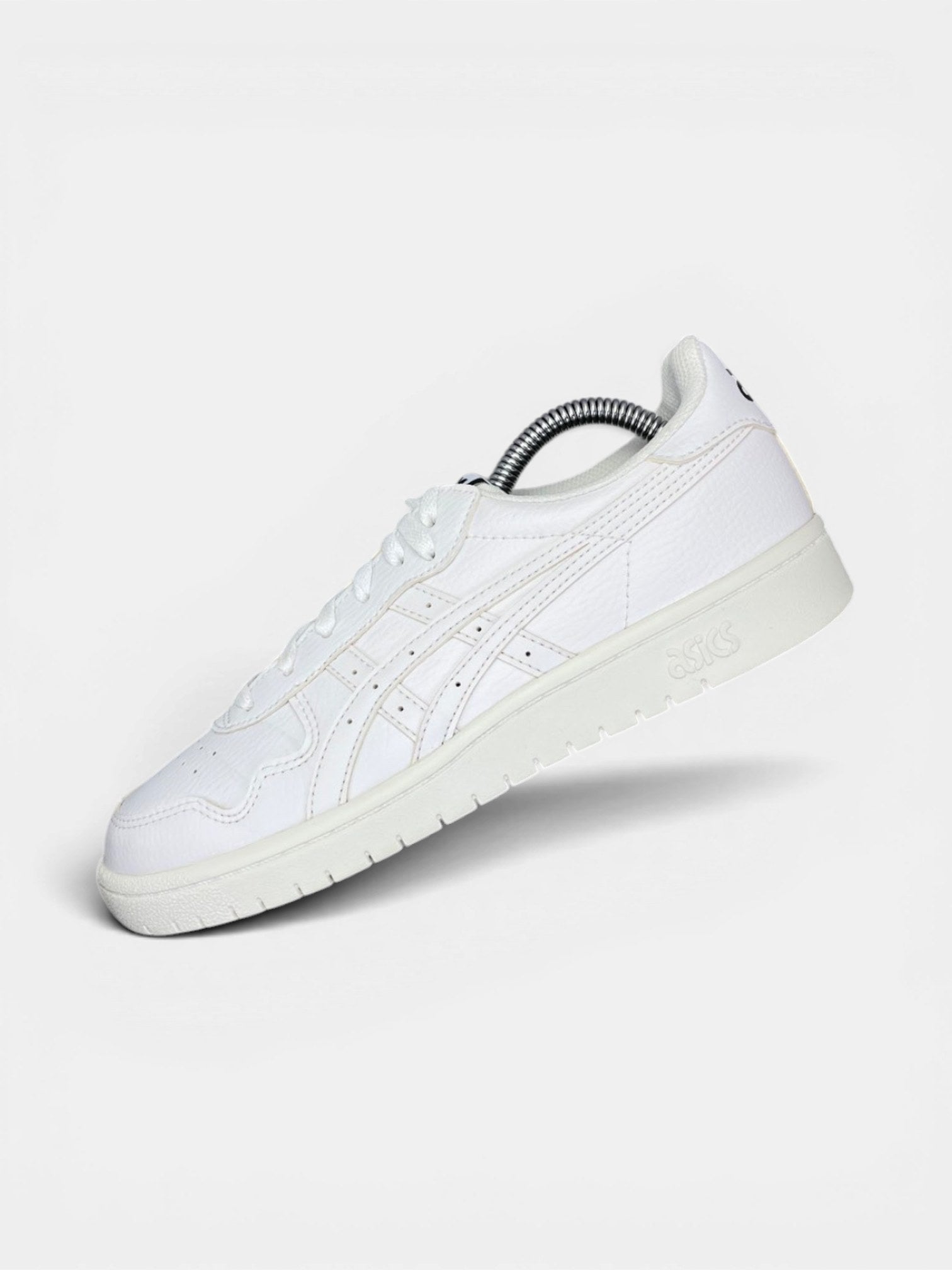 Asics Leather Sneakers — buty sportowe damskie w bardzo dobrym stanie rozmiar 39, widok z góry na wewnętrzną stronę butów