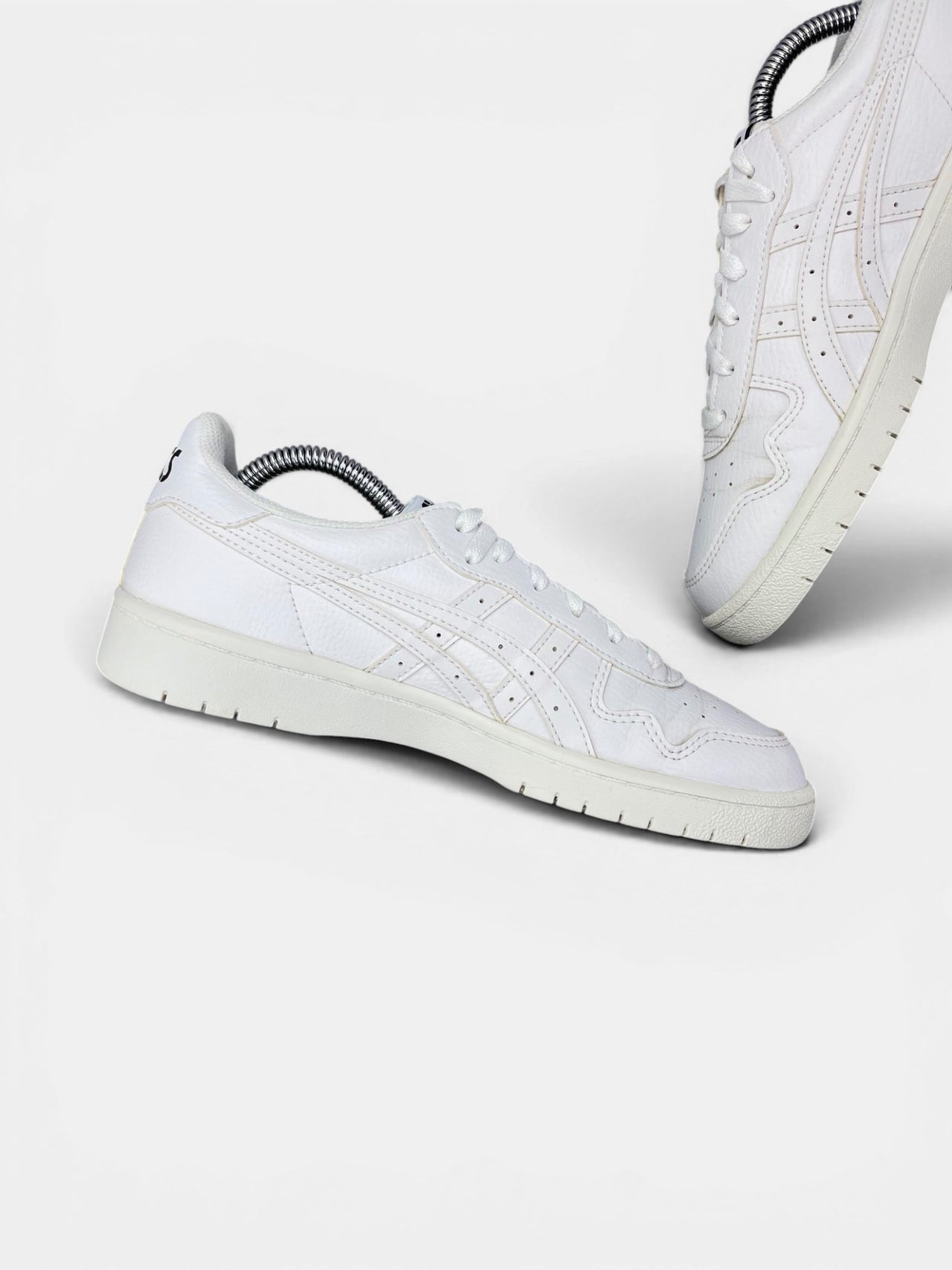 Asics Leather Sneakers — buty sportowe damskie w bardzo dobrym stanie rozmiar 39, wewnętrzny panel lewego buta