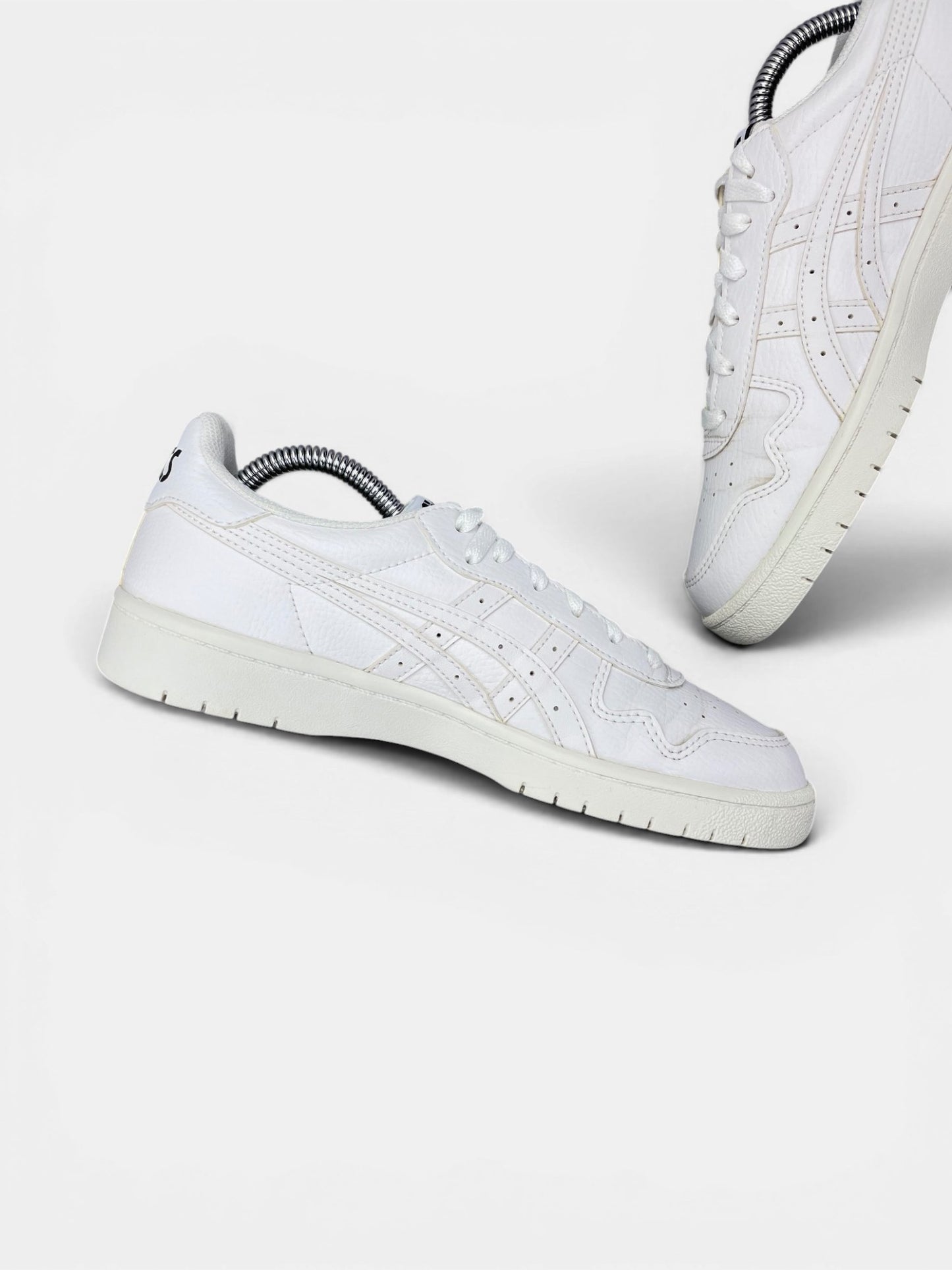 Asics Leather Sneakers — buty sportowe damskie w bardzo dobrym stanie rozmiar 39, wewnętrzny panel lewego buta