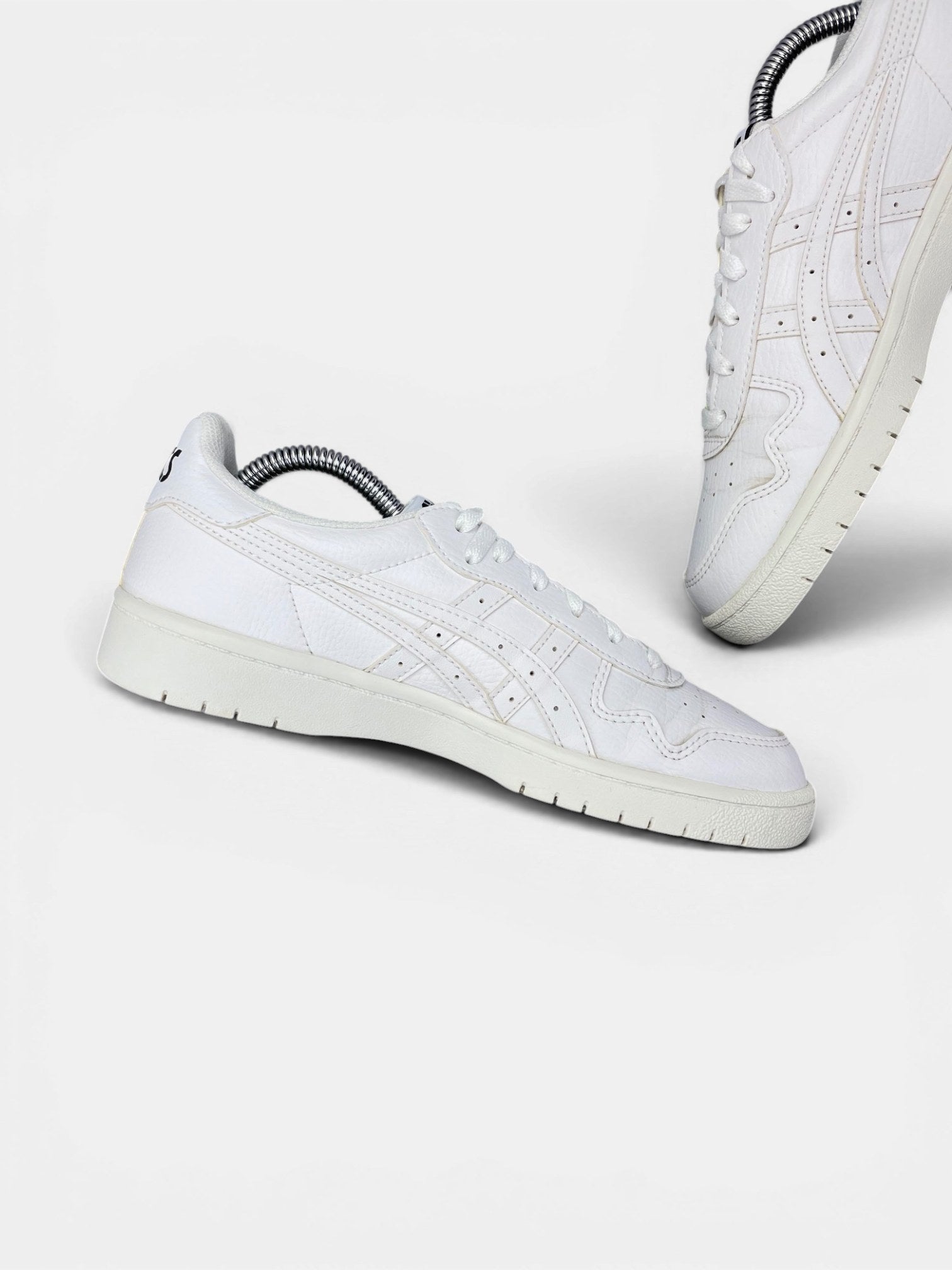 Asics Leather Sneakers — buty sportowe damskie w bardzo dobrym stanie rozmiar 39, wewnętrzny panel lewego buta