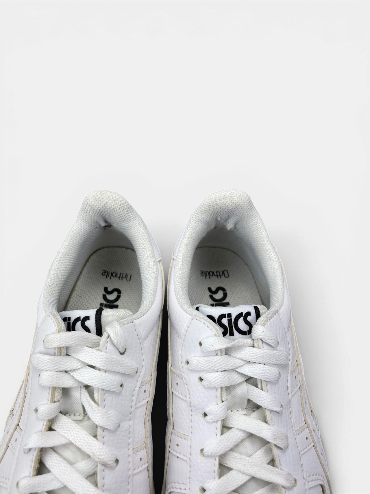 Asics Leather Sneakers — buty sportowe damskie w bardzo dobrym stanie rozmiar 39, zapiętki butów